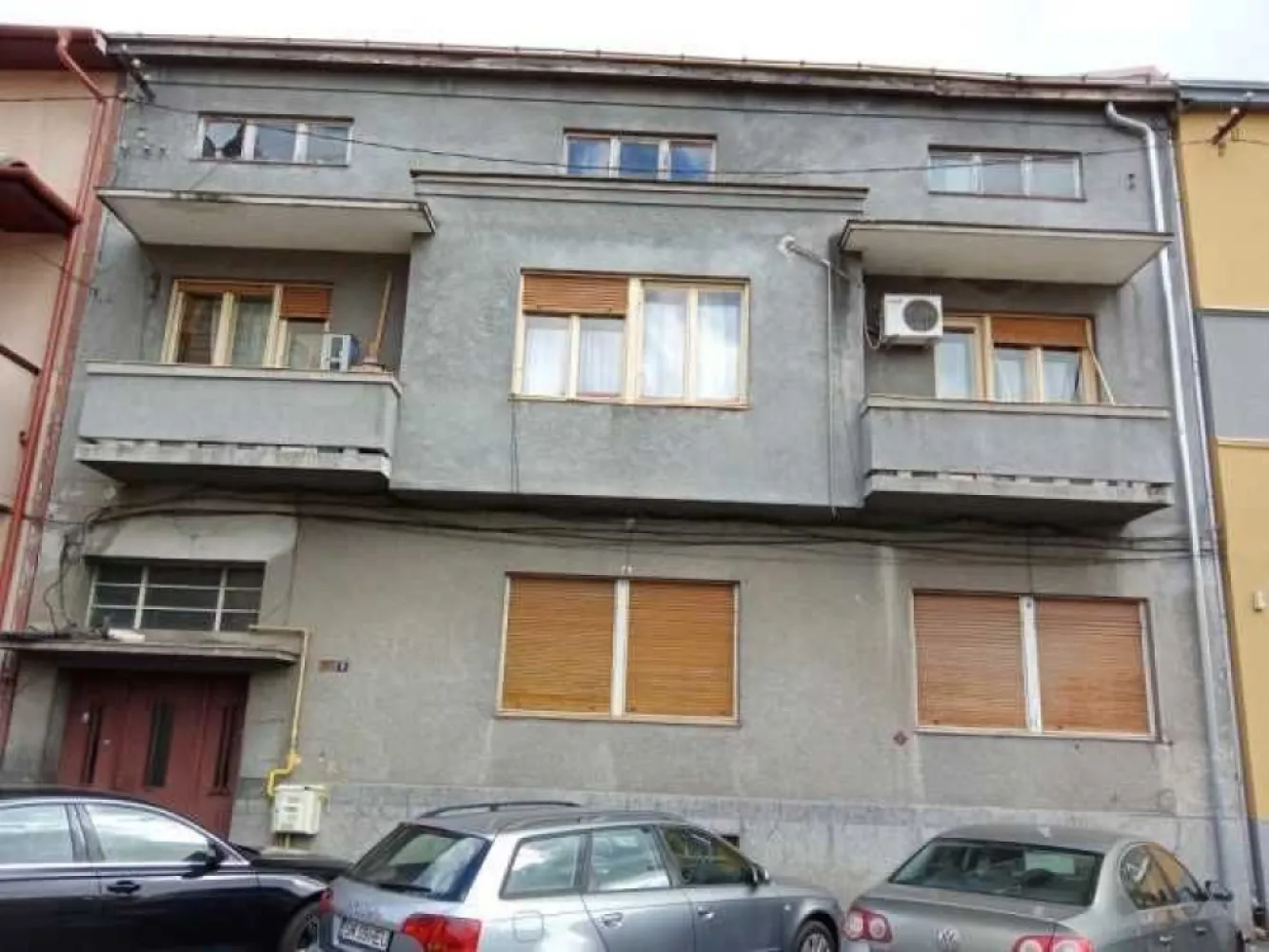 BRASADAS vinde / închiriaza ap 2 cam zona ultracentrală. - Agentia Imobiliara BRASADAS vinde sau inchiriaza apartament cu 2 camere, bucătărie, baie, cămară, garderobă și terasă, parter, 72 mp, geamurile din stînga, o curte comună, 2 pivnițe, în centrul orașului Satu Mare, spatele teatrului, într-o casă cu 1. etaj, anul construcției 1931, 3. proprietari, 2. la parter și 1. la etaj, 1650 RON/lună. Www.brasadas.com.