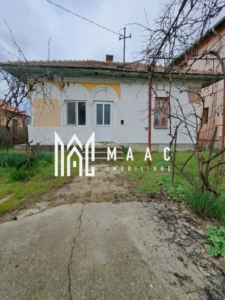 Casa Ostroveni | Ramnicu Valcea | teren 340mp | - MAAC IMOBILIARE vă propune spre vânzare o proprietate cu potențial deosebit, situată pe strada Ostroveni, în Râmnicu Vâlcea. Imobilul dispune de o suprafață construită de 110 mp și este amplasat pe un teren generos de 340 mp, având deschidere stradală și acces facil. Proprietatea beneficiază de toate utilitățile la poartă: apă, gaz și canalizare. Casa necesită renovare, oferind astfel viitorului proprietar oportunitatea ideală de a-și amenaja locuința exact după propriile preferințe și standarde. În partea din spate a terenului se regăsește o anexă nefinalizată, ce poate fi transformată într-un spațiu util suplimentar (depozitare, atelier sau chiar locuință auxiliară). Unul dintre principalele avantaje ale acestei proprietăți este amplasarea într-o zonă apreciată, în apropierea cartierului Ostroveni, cu acces rapid către numeroase puncte de interes: magazine, școli, mijloace de transport și alte facilități urbane. O alegere excelentă atât pentru locuință personală, cât și pentru investiție! Pentru mai multe detalii sau pentru programarea unei vizionări, echipa MAAC IMOBILIARE vă stă la dispoziție. CP2985185 }}