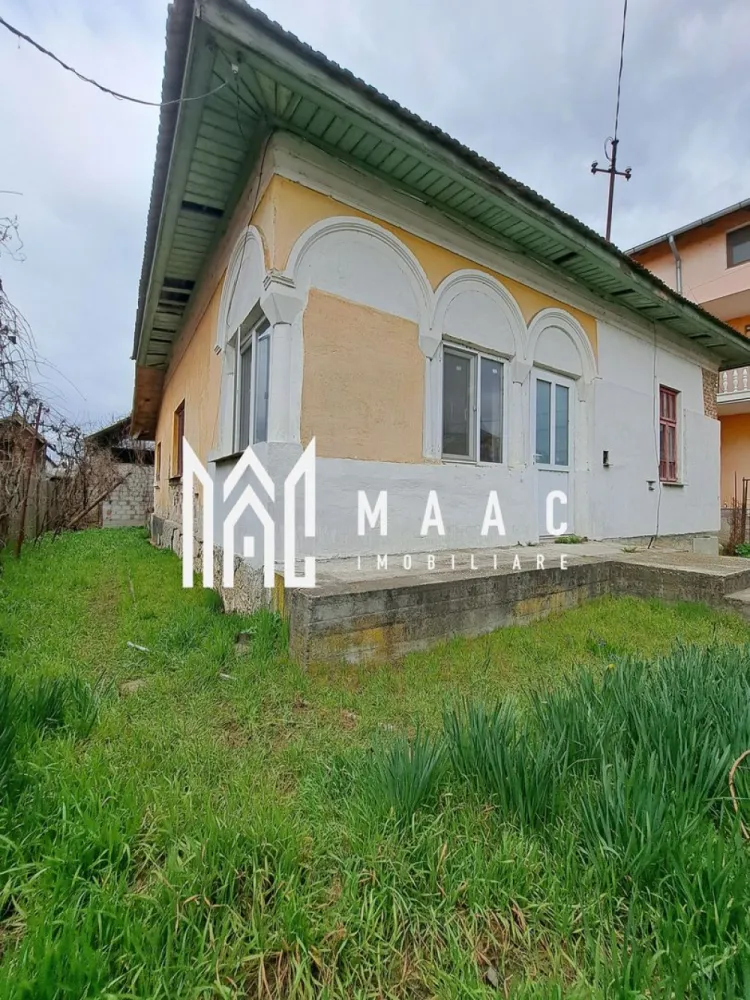 Casa Ostroveni | Ramnicu Valcea | teren 340mp | - MAAC IMOBILIARE vă propune spre vânzare o proprietate cu potențial deosebit, situată pe strada Ostroveni, în Râmnicu Vâlcea. Imobilul dispune de o suprafață construită de 110 mp și este amplasat pe un teren generos de 340 mp, având deschidere stradală și acces facil. Proprietatea beneficiază de toate utilitățile la poartă: apă, gaz și canalizare. Casa necesită renovare, oferind astfel viitorului proprietar oportunitatea ideală de a-și amenaja locuința exact după propriile preferințe și standarde. În partea din spate a terenului se regăsește o anexă nefinalizată, ce poate fi transformată într-un spațiu util suplimentar (depozitare, atelier sau chiar locuință auxiliară). Unul dintre principalele avantaje ale acestei proprietăți este amplasarea într-o zonă apreciată, în apropierea cartierului Ostroveni, cu acces rapid către numeroase puncte de interes: magazine, școli, mijloace de transport și alte facilități urbane. O alegere excelentă atât pentru locuință personală, cât și pentru investiție! Pentru mai multe detalii sau pentru programarea unei vizionări, echipa MAAC IMOBILIARE vă stă la dispoziție. CP2985185 }}