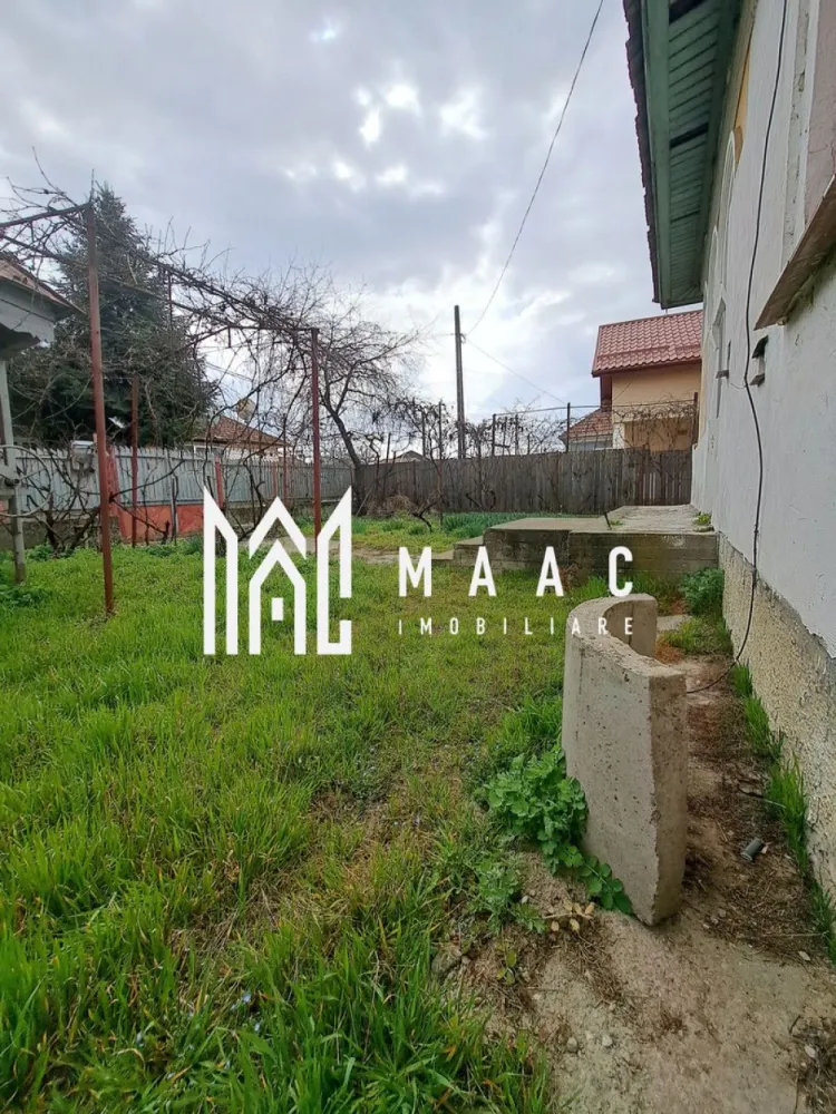 Casa Ostroveni | Ramnicu Valcea | teren 340mp | - MAAC IMOBILIARE vă propune spre vânzare o proprietate cu potențial deosebit, situată pe strada Ostroveni, în Râmnicu Vâlcea. Imobilul dispune de o suprafață construită de 110 mp și este amplasat pe un teren generos de 340 mp, având deschidere stradală și acces facil. Proprietatea beneficiază de toate utilitățile la poartă: apă, gaz și canalizare. Casa necesită renovare, oferind astfel viitorului proprietar oportunitatea ideală de a-și amenaja locuința exact după propriile preferințe și standarde. În partea din spate a terenului se regăsește o anexă nefinalizată, ce poate fi transformată într-un spațiu util suplimentar (depozitare, atelier sau chiar locuință auxiliară). Unul dintre principalele avantaje ale acestei proprietăți este amplasarea într-o zonă apreciată, în apropierea cartierului Ostroveni, cu acces rapid către numeroase puncte de interes: magazine, școli, mijloace de transport și alte facilități urbane. O alegere excelentă atât pentru locuință personală, cât și pentru investiție! Pentru mai multe detalii sau pentru programarea unei vizionări, echipa MAAC IMOBILIARE vă stă la dispoziție. CP2985185 }}
