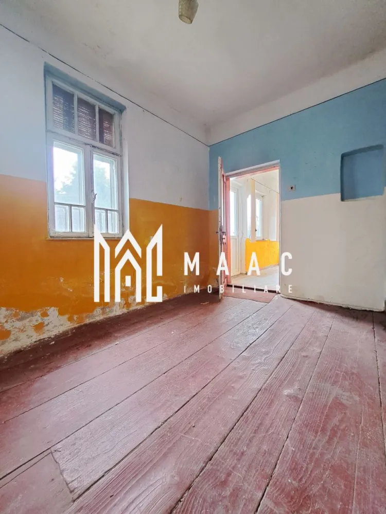 Casa Ostroveni | Ramnicu Valcea | teren 340mp | - MAAC IMOBILIARE vă propune spre vânzare o proprietate cu potențial deosebit, situată pe strada Ostroveni, în Râmnicu Vâlcea. Imobilul dispune de o suprafață construită de 110 mp și este amplasat pe un teren generos de 340 mp, având deschidere stradală și acces facil. Proprietatea beneficiază de toate utilitățile la poartă: apă, gaz și canalizare. Casa necesită renovare, oferind astfel viitorului proprietar oportunitatea ideală de a-și amenaja locuința exact după propriile preferințe și standarde. În partea din spate a terenului se regăsește o anexă nefinalizată, ce poate fi transformată într-un spațiu util suplimentar (depozitare, atelier sau chiar locuință auxiliară). Unul dintre principalele avantaje ale acestei proprietăți este amplasarea într-o zonă apreciată, în apropierea cartierului Ostroveni, cu acces rapid către numeroase puncte de interes: magazine, școli, mijloace de transport și alte facilități urbane. O alegere excelentă atât pentru locuință personală, cât și pentru investiție! Pentru mai multe detalii sau pentru programarea unei vizionări, echipa MAAC IMOBILIARE vă stă la dispoziție. CP2985185 }}