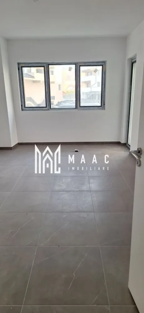 Apartament 3 camere | Bulevardul Dem. Rădulescu | 120 mp| 2 locuri parcare | - MAAC IMOBILIARE vă propune spre vânzare un apartament premium cu 3 camere, situat într-un bloc nou, pe Bulevardul Dem Rădulescu din Râmnicu Vâlcea. Proprietatea este amplasată la parter înalt și impresionează prin suprafețele generoase și compartimentarea inteligentă, fiind ideală atât pentru locuință personală, cât și pentru investiție. Apartamentul dispune de o suprafață utilă de 90 mp, la care se adaugă două terase spațioase de 30 mp, rezultând o suprafață totală de 120 mp — un spațiu perfect pentru confort și relaxare. Compartimentarea este practică și modernă: living luminos, ideal pentru petrecerea timpului în familie 2 dormitoare confortabile bucătărie bine poziționată 2 băi 2 terase generoase, perfecte pentru relaxare sau amenajare după propriul stil Imobilul se vinde complet finisat, „la cheie” (fără mobilă), oferind viitorului proprietar libertatea de a-l amenaja după propriile preferințe. În plus, proprietatea include 2 locuri de parcare exterioare, un avantaj important într-o zonă foarte căutată. Localizarea pe Bulevardul Dem Rădulescu oferă acces rapid către toate punctele de interes: magazine, restaurante, școli și alte facilități urbane. O oportunitate rară pentru cei care își doresc un apartament modern, spațios și bine poziționat! Pentru mai multe detalii sau programarea unei vizionări, echipa MAAC IMOBILIARE vă stă la dispoziție. CP2985197 }}