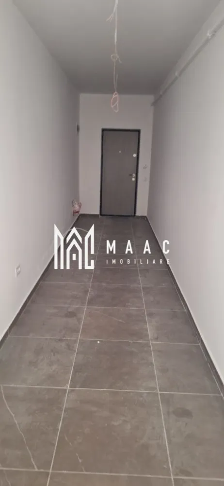 Apartament 3 camere | Bulevardul Dem. Rădulescu | 120 mp| 2 locuri parcare | - MAAC IMOBILIARE vă propune spre vânzare un apartament premium cu 3 camere, situat într-un bloc nou, pe Bulevardul Dem Rădulescu din Râmnicu Vâlcea. Proprietatea este amplasată la parter înalt și impresionează prin suprafețele generoase și compartimentarea inteligentă, fiind ideală atât pentru locuință personală, cât și pentru investiție. Apartamentul dispune de o suprafață utilă de 90 mp, la care se adaugă două terase spațioase de 30 mp, rezultând o suprafață totală de 120 mp — un spațiu perfect pentru confort și relaxare. Compartimentarea este practică și modernă: living luminos, ideal pentru petrecerea timpului în familie 2 dormitoare confortabile bucătărie bine poziționată 2 băi 2 terase generoase, perfecte pentru relaxare sau amenajare după propriul stil Imobilul se vinde complet finisat, „la cheie” (fără mobilă), oferind viitorului proprietar libertatea de a-l amenaja după propriile preferințe. În plus, proprietatea include 2 locuri de parcare exterioare, un avantaj important într-o zonă foarte căutată. Localizarea pe Bulevardul Dem Rădulescu oferă acces rapid către toate punctele de interes: magazine, restaurante, școli și alte facilități urbane. O oportunitate rară pentru cei care își doresc un apartament modern, spațios și bine poziționat! Pentru mai multe detalii sau programarea unei vizionări, echipa MAAC IMOBILIARE vă stă la dispoziție. CP2985197 }}