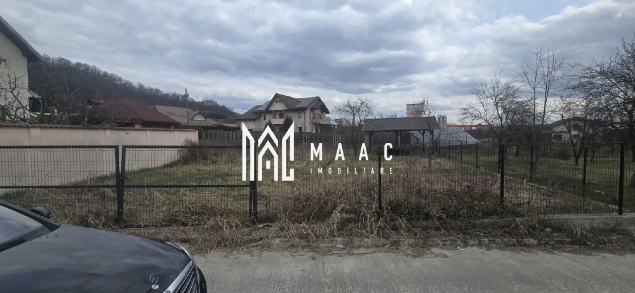 Teren Troianu Rm Valcea | 600mp | constructie casa | - MAAC IMOBILIARE vă prezintă spre vânzare un teren intravilan excelent poziționat, situat în localitatea Troianu, ideal pentru construcția unei locuințe individuale. Proprietatea are o suprafață de 600 mp și se remarcă printr-o configurație plană, ceea ce permite o proiectare eficientă și costuri reduse de construire. Terenul este pregătit pentru dezvoltare, beneficiind deja de studiu geotehnic realizat, plan topografic și certificat de urbanism emis pentru construcție, aspecte esențiale care reduc considerabil timpul și efortul necesar începerii lucrărilor. Amplasarea este una foarte avantajoasă, terenul fiind situat pe o stradă secundară asfaltată, într-o zonă liniștită și aerisită, ferită de agitația traficului intens. Este locul ideal pentru cei care își doresc confort, intimitate și un stil de viață relaxat. Un mare plus al proprietății îl reprezintă accesul facil la toate utilitățile – curent electric, gaz și apă, acestea fiind disponibile chiar la limita terenului, ceea ce facilitează racordarea rapidă și eficientă. Poziționarea oferă un echilibru perfect între liniștea mediului rural și accesul rapid către oraș – la doar 2 minute distanță, aveți la îndemână toate facilitățile necesare: magazine, școli, servicii și zone de interes. Avantaje principale: -suprafață ideală pentru casă individuală – 600 mp -teren drept, ușor de construit -documentație completă: studiu geo, plan topo, certificat de urbanism -utilități la poartă (curent, gaz, apă) -stradă asfaltată -zonă liniștită, în dezvoltare -acces rapid către oraș Această proprietate reprezintă o oportunitate excelentă atât pentru construcția unei locuințe personale, cât și ca investiție pe termen lung, într-o zonă cu potențial de dezvoltare. Pentru mai multe informații sau pentru a programa o vizionare, echipa MAAC IMOBILIARE vă stă cu drag la dispoziție. MAAC IMOBILIARE – transformăm planurile dumneavoastră în realitate. CP2985213 }}