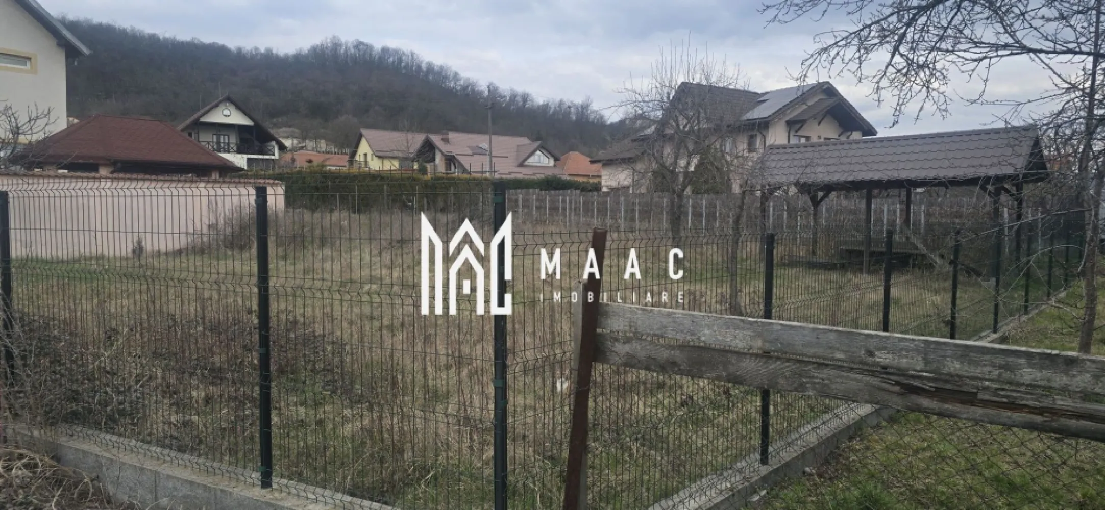 Teren Troianu Rm Valcea | 600mp | constructie casa | - MAAC IMOBILIARE vă prezintă spre vânzare un teren intravilan excelent poziționat, situat în localitatea Troianu, ideal pentru construcția unei locuințe individuale. Proprietatea are o suprafață de 600 mp și se remarcă printr-o configurație plană, ceea ce permite o proiectare eficientă și costuri reduse de construire. Terenul este pregătit pentru dezvoltare, beneficiind deja de studiu geotehnic realizat, plan topografic și certificat de urbanism emis pentru construcție, aspecte esențiale care reduc considerabil timpul și efortul necesar începerii lucrărilor. Amplasarea este una foarte avantajoasă, terenul fiind situat pe o stradă secundară asfaltată, într-o zonă liniștită și aerisită, ferită de agitația traficului intens. Este locul ideal pentru cei care își doresc confort, intimitate și un stil de viață relaxat. Un mare plus al proprietății îl reprezintă accesul facil la toate utilitățile – curent electric, gaz și apă, acestea fiind disponibile chiar la limita terenului, ceea ce facilitează racordarea rapidă și eficientă. Poziționarea oferă un echilibru perfect între liniștea mediului rural și accesul rapid către oraș – la doar 2 minute distanță, aveți la îndemână toate facilitățile necesare: magazine, școli, servicii și zone de interes. Avantaje principale: -suprafață ideală pentru casă individuală – 600 mp -teren drept, ușor de construit -documentație completă: studiu geo, plan topo, certificat de urbanism -utilități la poartă (curent, gaz, apă) -stradă asfaltată -zonă liniștită, în dezvoltare -acces rapid către oraș Această proprietate reprezintă o oportunitate excelentă atât pentru construcția unei locuințe personale, cât și ca investiție pe termen lung, într-o zonă cu potențial de dezvoltare. Pentru mai multe informații sau pentru a programa o vizionare, echipa MAAC IMOBILIARE vă stă cu drag la dispoziție. MAAC IMOBILIARE – transformăm planurile dumneavoastră în realitate. CP2985213 }}