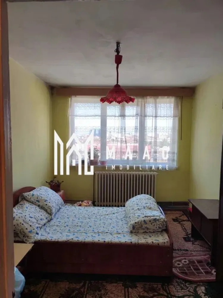 Apartament 3 camere | 67 MPU | Balcon 8 MP | Lift | Ciresica - MAAC Imobiliare vă prezintă spre vânzare un apartament cu 3 camere foarte bine compartimentat, situat în zona Cireșica. Caracteristici: Apartament cu 3 camere, semidecomandat. Suprafață utilă de 67 mp. Situat la etajul 10 din 10. Imobil dotat cu lift nou. Compartimentare: Hol de acces. Living cu ieșire pe balcon. 2 dormitoare. Bucătărie separată, cu posibilitate de acces către balcon. Balcon generos, dispus pe lungimea livingului și bucătăriei. Baie. Pivniță, ideală pentru depozitare. Dotări și confort: Centrală termică proprie. Încălzire prin calorifere. Spațiu bine organizat. Stare apartament: Locuința necesită renovare, oferind posibilitatea amenajării după propriul gust. Balcon de aproximativ 8 mp. Pivniță inclusă, pentru spațiu suplimentar de depozitare. Avantaje locație: Aproape de grădinițe, școli, magazine și stații de autobuz. Pentru mai multe detalii precizati telefonic ca ati vazut anuntul cu ID: CP2984639 }}