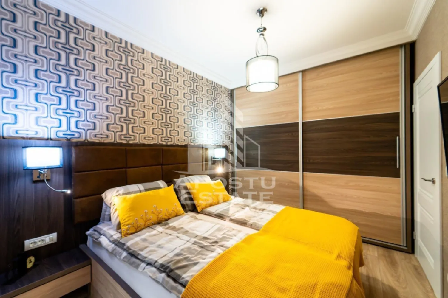 Apartament 2 camere, Adora Park - Apostu Estate va propune spre inchiriere apartament de lux situat in complexul Adora Park, complet mobilat si utilat, amenajat cu finisaje moderne si mobilier de calitate.

Apartamentul dispune de bucatarie complet echipata cu masina de spalat vase, masina de spalat rufe, cuptor electric, cuptor cu microunde, plita electrica si toate electrocasnicele necesare pentru un confort sporit.
Dormitorul este amenajat intr-un stil modern si confortabil, fiind dotat cu pat matrimonial, saltea de calitate, 
Locuinta este dotata cu jaluzele electrice si plase de tantari la ferestre, oferind intimitate si confort pe tot parcursul anului.

Ideal pentru persoane care isi doresc un apartament modern, elegant si pregatit pentru mutare imediata.
Pentru mai multe detalii si vizionari, va rugam sa ne contactati
CP3212890