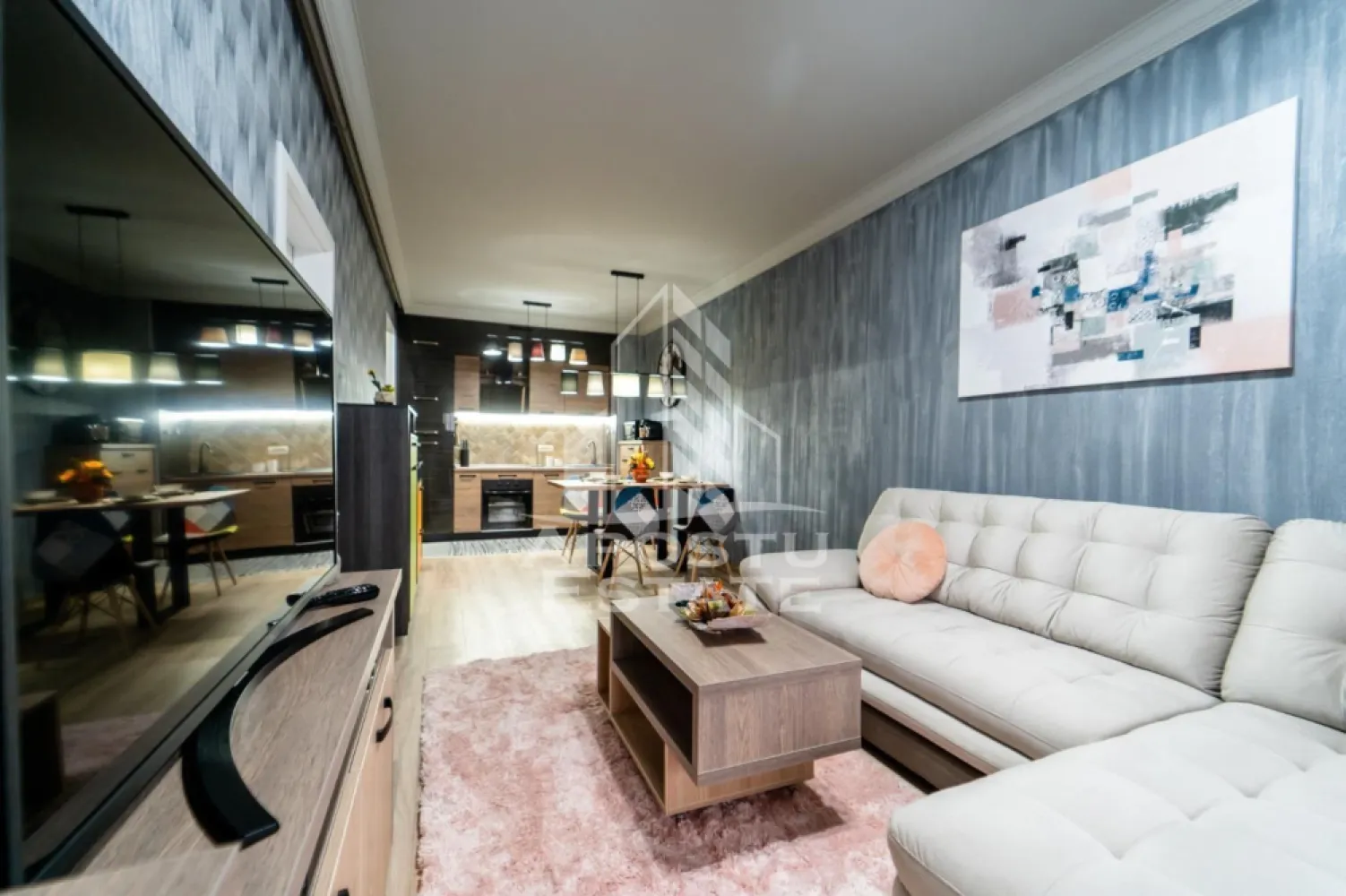 Apartament 2 camere, Adora Park - Apostu Estate va propune spre inchiriere apartament de lux situat in complexul Adora Park, complet mobilat si utilat, amenajat cu finisaje moderne si mobilier de calitate.

Apartamentul dispune de bucatarie complet echipata cu masina de spalat vase, masina de spalat rufe, cuptor electric, cuptor cu microunde, plita electrica si toate electrocasnicele necesare pentru un confort sporit.
Dormitorul este amenajat intr-un stil modern si confortabil, fiind dotat cu pat matrimonial, saltea de calitate, 
Locuinta este dotata cu jaluzele electrice si plase de tantari la ferestre, oferind intimitate si confort pe tot parcursul anului.

Ideal pentru persoane care isi doresc un apartament modern, elegant si pregatit pentru mutare imediata.
Pentru mai multe detalii si vizionari, va rugam sa ne contactati
CP3212890