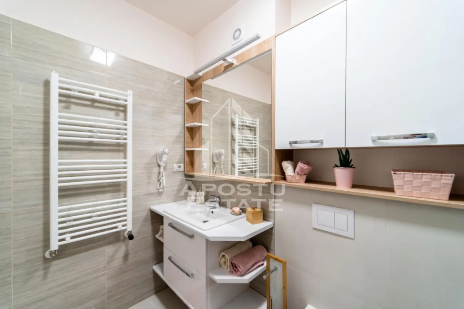 Apartament 2 camere, Adora Park - Apostu Estate va propune spre inchiriere apartament de lux situat in complexul Adora Park, complet mobilat si utilat, amenajat cu finisaje moderne si mobilier de calitate.

Apartamentul dispune de bucatarie complet echipata cu masina de spalat vase, masina de spalat rufe, cuptor electric, cuptor cu microunde, plita electrica si toate electrocasnicele necesare pentru un confort sporit.
Dormitorul este amenajat intr-un stil modern si confortabil, fiind dotat cu pat matrimonial, saltea de calitate, 
Locuinta este dotata cu jaluzele electrice si plase de tantari la ferestre, oferind intimitate si confort pe tot parcursul anului.

Ideal pentru persoane care isi doresc un apartament modern, elegant si pregatit pentru mutare imediata.
Pentru mai multe detalii si vizionari, va rugam sa ne contactati
CP3212890