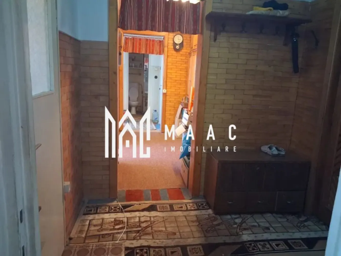 Apartament 3 camere | 67 MPU | Balcon 8 MP | Lift | Ciresica - MAAC Imobiliare vă prezintă spre vânzare un apartament cu 3 camere foarte bine compartimentat, situat în zona Cireșica. Caracteristici: Apartament cu 3 camere, semidecomandat. Suprafață utilă de 67 mp. Situat la etajul 10 din 10. Imobil dotat cu lift nou. Compartimentare: Hol de acces. Living cu ieșire pe balcon. 2 dormitoare. Bucătărie separată, cu posibilitate de acces către balcon. Balcon generos, dispus pe lungimea livingului și bucătăriei. Baie. Pivniță, ideală pentru depozitare. Dotări și confort: Centrală termică proprie. Încălzire prin calorifere. Spațiu bine organizat. Stare apartament: Locuința necesită renovare, oferind posibilitatea amenajării după propriul gust. Balcon de aproximativ 8 mp. Pivniță inclusă, pentru spațiu suplimentar de depozitare. Avantaje locație: Aproape de grădinițe, școli, magazine și stații de autobuz. Pentru mai multe detalii precizati telefonic ca ati vazut anuntul cu ID: CP2984639 }}