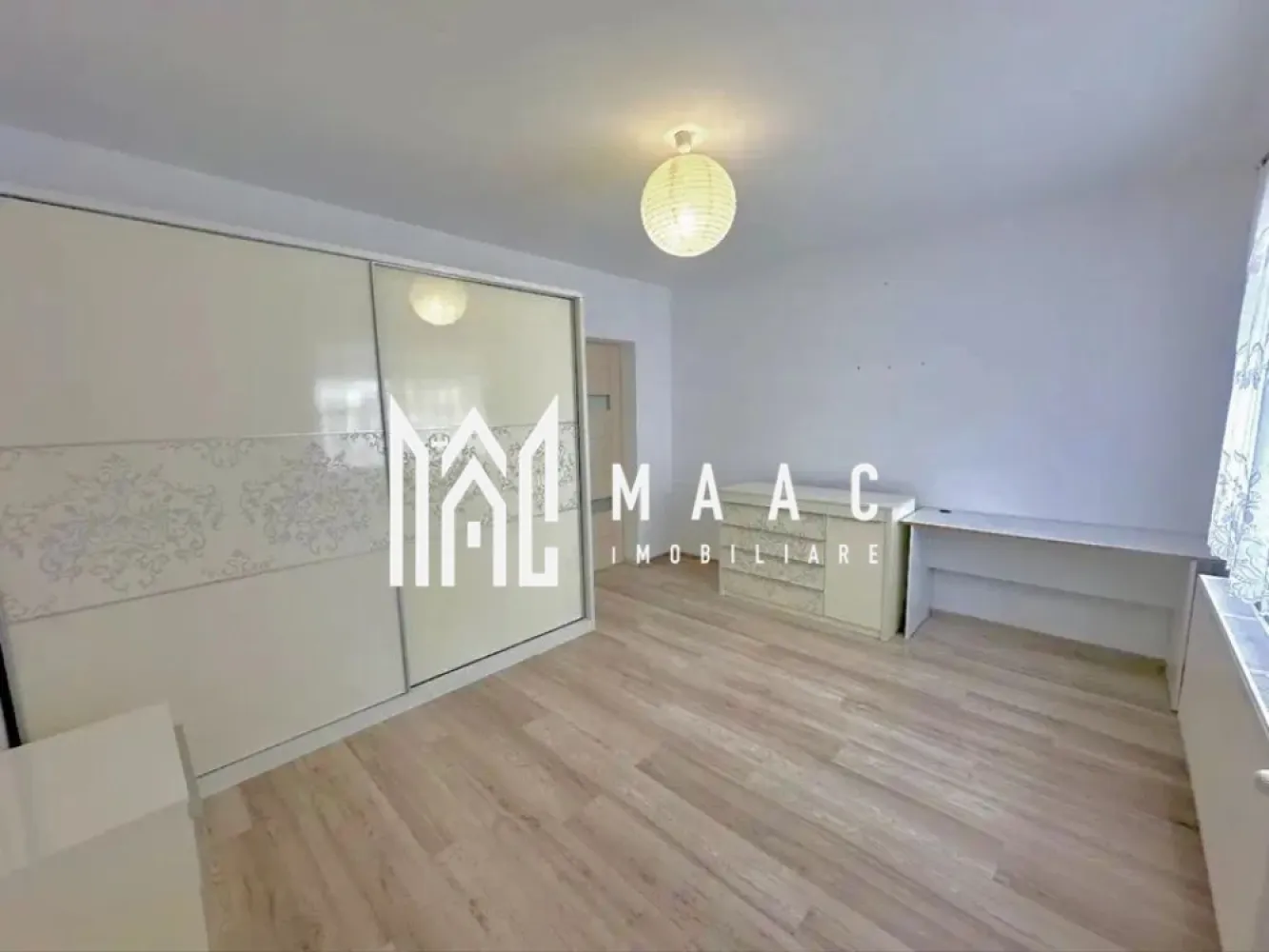 Apartament 3 camere | Gradina 103MP | Mobilat | Arhitectilor - MAAC Imobiliare vă prezintă spre vânzare un apartament cu 3 camere și grădină proprie, situat în Cartierul Arhitecților într-o vilă cu regim redus de înălțime și doar 8 apartamente. Caracteristici: Apartament cu 3 camere, decomandat. Suprafață utilă de 80 mp. Curte proprie de 103 mp. Parter înalt, oferind intimitate și confort. Imobil construit în anul 2018. Două locuri de parcare incluse în preț. Compartimentare: Hol de acces spațios. Living luminos. 2 dormitoare. Bucătărie separată. Cămară în bucătărie. Dressing. Baie mare cu posibilitate de amenajare a unui al doilea grup sanitar. Dotări și finisaje: Centrală termică Bosch. Încălzire prin calorifere. Ferestre termopan. Construcție izolată. Apartamentul se vinde complet mobilat și utilat. Bucătărie complet echipată cu electrocasnice Siemens. Dotări exterioare: Curte amenajată cu pavaj și zonă verde. Filigorie pavilion. Gazon de aproximativ 50 mp. Apă și curent electric trase în curte, inclusiv iluminat exterior. Acces auto în curte prin poartă proprie. Avantaje locație Stradă asfaltată, cu acces facil. În apropiere se află magazine, cafenele și puncte de interes, inclusiv Cofetăria Mandra. Pentru mai multe detalii precizati telefonic ca ati vazut anuntul cu ID: CP2984632 }}