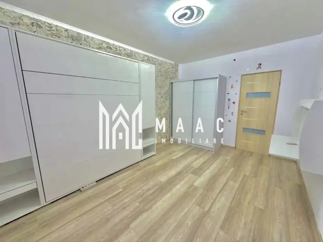 Apartament 3 camere | Gradina 103MP | Mobilat | Arhitectilor - MAAC Imobiliare vă prezintă spre vânzare un apartament cu 3 camere și grădină proprie, situat în Cartierul Arhitecților într-o vilă cu regim redus de înălțime și doar 8 apartamente. Caracteristici: Apartament cu 3 camere, decomandat. Suprafață utilă de 80 mp. Curte proprie de 103 mp. Parter înalt, oferind intimitate și confort. Imobil construit în anul 2018. Două locuri de parcare incluse în preț. Compartimentare: Hol de acces spațios. Living luminos. 2 dormitoare. Bucătărie separată. Cămară în bucătărie. Dressing. Baie mare cu posibilitate de amenajare a unui al doilea grup sanitar. Dotări și finisaje: Centrală termică Bosch. Încălzire prin calorifere. Ferestre termopan. Construcție izolată. Apartamentul se vinde complet mobilat și utilat. Bucătărie complet echipată cu electrocasnice Siemens. Dotări exterioare: Curte amenajată cu pavaj și zonă verde. Filigorie pavilion. Gazon de aproximativ 50 mp. Apă și curent electric trase în curte, inclusiv iluminat exterior. Acces auto în curte prin poartă proprie. Avantaje locație Stradă asfaltată, cu acces facil. În apropiere se află magazine, cafenele și puncte de interes, inclusiv Cofetăria Mandra. Pentru mai multe detalii precizati telefonic ca ati vazut anuntul cu ID: CP2984632 }}