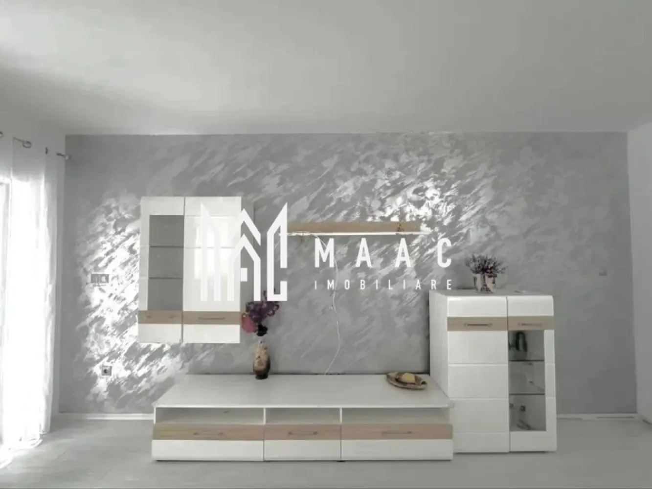 Apartament 3 camere | Gradina 103MP | Mobilat | Arhitectilor - MAAC Imobiliare vă prezintă spre vânzare un apartament cu 3 camere și grădină proprie, situat în Cartierul Arhitecților într-o vilă cu regim redus de înălțime și doar 8 apartamente. Caracteristici: Apartament cu 3 camere, decomandat. Suprafață utilă de 80 mp. Curte proprie de 103 mp. Parter înalt, oferind intimitate și confort. Imobil construit în anul 2018. Două locuri de parcare incluse în preț. Compartimentare: Hol de acces spațios. Living luminos. 2 dormitoare. Bucătărie separată. Cămară în bucătărie. Dressing. Baie mare cu posibilitate de amenajare a unui al doilea grup sanitar. Dotări și finisaje: Centrală termică Bosch. Încălzire prin calorifere. Ferestre termopan. Construcție izolată. Apartamentul se vinde complet mobilat și utilat. Bucătărie complet echipată cu electrocasnice Siemens. Dotări exterioare: Curte amenajată cu pavaj și zonă verde. Filigorie pavilion. Gazon de aproximativ 50 mp. Apă și curent electric trase în curte, inclusiv iluminat exterior. Acces auto în curte prin poartă proprie. Avantaje locație Stradă asfaltată, cu acces facil. În apropiere se află magazine, cafenele și puncte de interes, inclusiv Cofetăria Mandra. Pentru mai multe detalii precizati telefonic ca ati vazut anuntul cu ID: CP2984632 }}