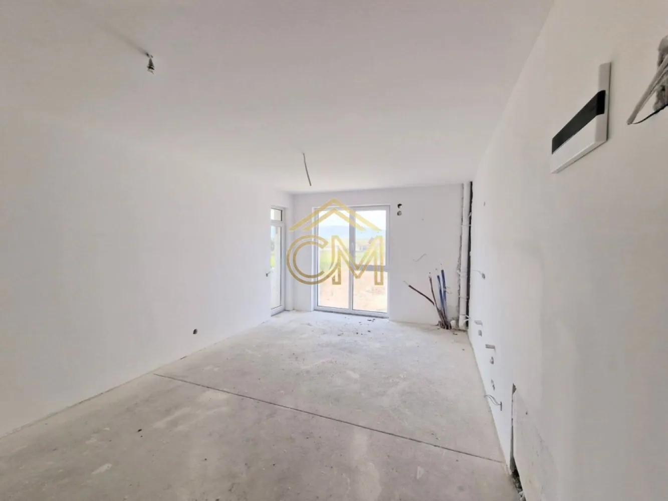 Aparatment 2 Camere-50MP-Etaj 1-Balcon-Selimbar - Vă propunem spre vânzare un apartament modern cu 2 camere, decomandat, situat într-o zonă liniștită și accesibilă din Șelimbăr. Proprietatea dispune de o suprafață totală de 70 mp (50 mp utili) și este ideală atât pentru locuit, cât și ca investiție pe termen lung.

Locuința este excelent compartimentată, oferind spații luminoase și bine optimizate, iar un plus major îl reprezintă baia cu geam (asigură aerisire naturală) și locul de parcare privat inclus în preț.

 Compartimentare și Suprafețe
-Suprafață utilă: 50 mp

-Suprafață totală: 70 mp

-Living open-space cu bucătărie (spațios și luminos)

-Dormitor matrimonial confortabil

-Hol

-Baie dotată cu geam pentru ventilație optimă

-Balcon perfect pentru momentele de relaxare

 Stadiu de Predare: La Alb sau La Cheie
Apartamentul se predă standard la stadiul „La Alb” (pereți tencuiți și gletuiți, șapă turnată, instalații electrice și sanitare poziționate, geamuri termopan și ușă la intrare).

 Opțiune personalizată: Există posibilitatea de predare „La Cheie”, finisat complet conform preferințelor dumneavoastră (gresie, faianță, parchet, uși interioare și obiecte sanitare), contra cost, pe baza unui buget stabilit împreună.

 Avantaje și Dotări
Loc de parcare propriu inclus în preț.

Compartimentare inteligentă, complet decomandată.

Locație excelentă în Șelimbăr, ferită de agitație, dar aproape de punctele de interes.

📞 Contact și Vizionări
Pentru mai multe detalii sau pentru a programa o vizionare, nu ezitați să ne contactați!

Telefon: 0732258587
