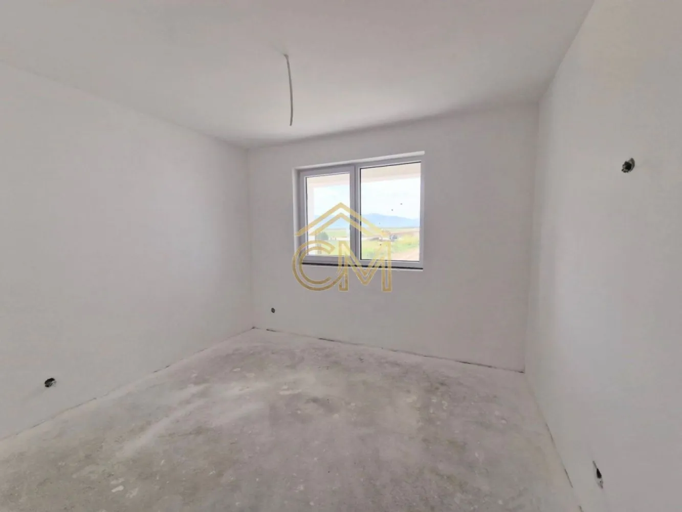 Aparatment 2 Camere-50MP-Etaj 1-Balcon-Selimbar - Vă propunem spre vânzare un apartament modern cu 2 camere, decomandat, situat într-o zonă liniștită și accesibilă din Șelimbăr. Proprietatea dispune de o suprafață totală de 70 mp (50 mp utili) și este ideală atât pentru locuit, cât și ca investiție pe termen lung.

Locuința este excelent compartimentată, oferind spații luminoase și bine optimizate, iar un plus major îl reprezintă baia cu geam (asigură aerisire naturală) și locul de parcare privat inclus în preț.

 Compartimentare și Suprafețe
-Suprafață utilă: 50 mp

-Suprafață totală: 70 mp

-Living open-space cu bucătărie (spațios și luminos)

-Dormitor matrimonial confortabil

-Hol

-Baie dotată cu geam pentru ventilație optimă

-Balcon perfect pentru momentele de relaxare

 Stadiu de Predare: La Alb sau La Cheie
Apartamentul se predă standard la stadiul „La Alb” (pereți tencuiți și gletuiți, șapă turnată, instalații electrice și sanitare poziționate, geamuri termopan și ușă la intrare).

 Opțiune personalizată: Există posibilitatea de predare „La Cheie”, finisat complet conform preferințelor dumneavoastră (gresie, faianță, parchet, uși interioare și obiecte sanitare), contra cost, pe baza unui buget stabilit împreună.

 Avantaje și Dotări
Loc de parcare propriu inclus în preț.

Compartimentare inteligentă, complet decomandată.

Locație excelentă în Șelimbăr, ferită de agitație, dar aproape de punctele de interes.

📞 Contact și Vizionări
Pentru mai multe detalii sau pentru a programa o vizionare, nu ezitați să ne contactați!

Telefon: 0732258587