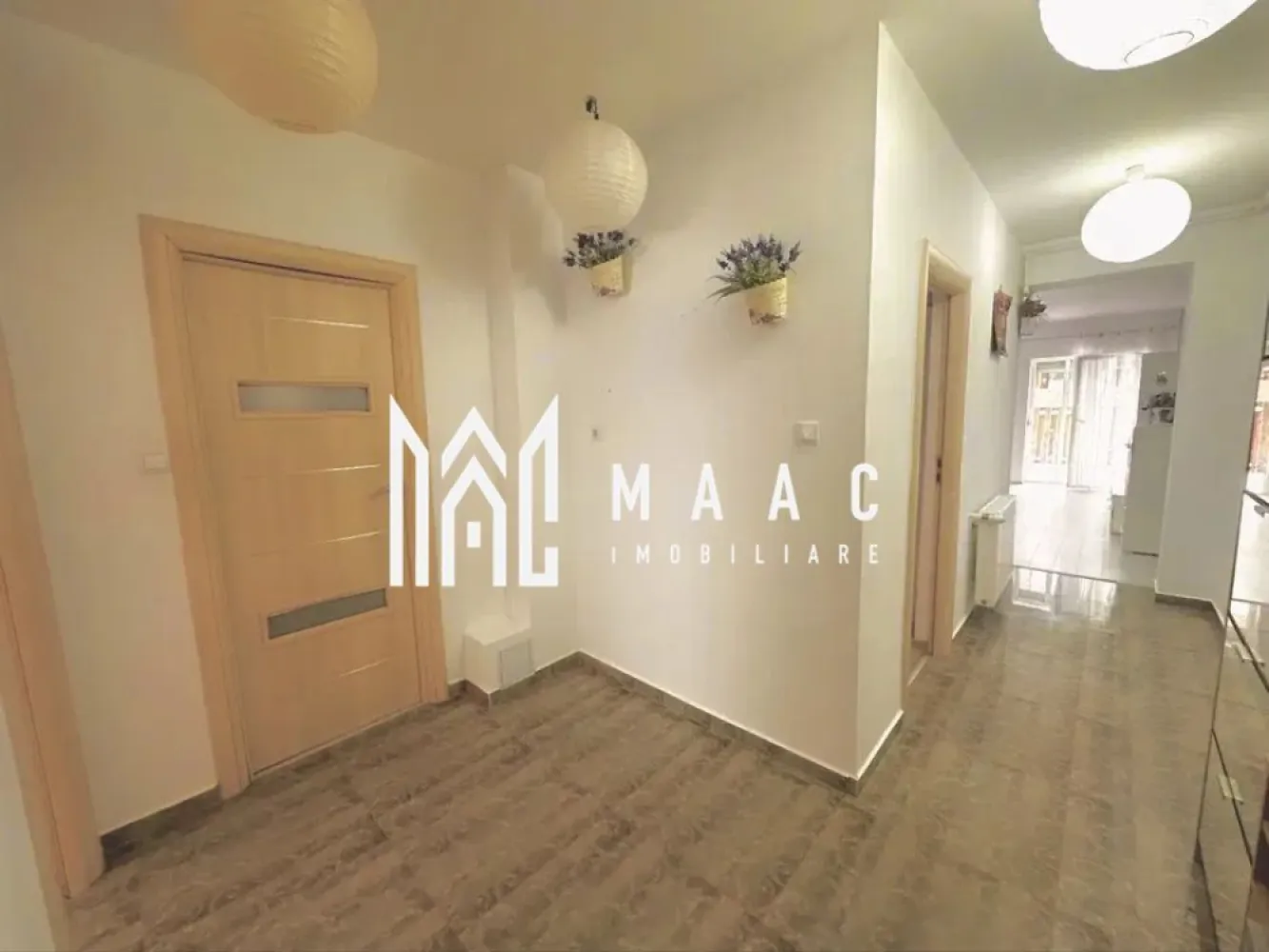 Apartament 3 camere | Gradina 103MP | Mobilat | Arhitectilor - MAAC Imobiliare vă prezintă spre vânzare un apartament cu 3 camere și grădină proprie, situat în Cartierul Arhitecților într-o vilă cu regim redus de înălțime și doar 8 apartamente. Caracteristici: Apartament cu 3 camere, decomandat. Suprafață utilă de 80 mp. Curte proprie de 103 mp. Parter înalt, oferind intimitate și confort. Imobil construit în anul 2018. Două locuri de parcare incluse în preț. Compartimentare: Hol de acces spațios. Living luminos. 2 dormitoare. Bucătărie separată. Cămară în bucătărie. Dressing. Baie mare cu posibilitate de amenajare a unui al doilea grup sanitar. Dotări și finisaje: Centrală termică Bosch. Încălzire prin calorifere. Ferestre termopan. Construcție izolată. Apartamentul se vinde complet mobilat și utilat. Bucătărie complet echipată cu electrocasnice Siemens. Dotări exterioare: Curte amenajată cu pavaj și zonă verde. Filigorie pavilion. Gazon de aproximativ 50 mp. Apă și curent electric trase în curte, inclusiv iluminat exterior. Acces auto în curte prin poartă proprie. Avantaje locație Stradă asfaltată, cu acces facil. În apropiere se află magazine, cafenele și puncte de interes, inclusiv Cofetăria Mandra. Pentru mai multe detalii precizati telefonic ca ati vazut anuntul cu ID: CP2984632 }}