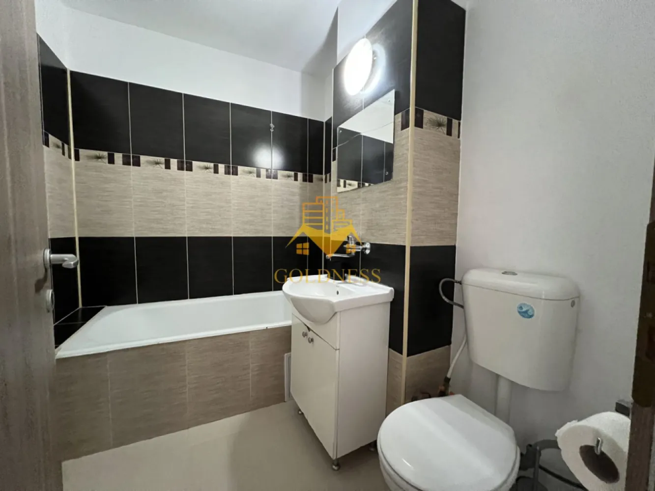 2 camere decomandate, balcon, Manastur, Izlazului, BIG, Campului - GOLDNESS Imobiliare vă propune spre închiriere un apartament cu 2 camere complet mobilat și utilat, la etajul 6 într-un imobil de 8 etaje, în Cartierul Manastur.
Se poate parca prin zona!
Se află în apropierea stațiilor de transport în comun, magazine, restaurante, spații verzi, farmacii, etc. 

Apartamentul este compartimentat astfel:
 - dormitor cu pat matrimonial, dressing, noptiere
 - dormitor cu pat matrimonial, dressing, birou
 - bucatarie complet utilată și mobilată, loc de servit masa 
 - baie cu cada,calorifer port prosop și dulap pentru depozitare.
 - balcon de 5 mp.

Imobilul este dotat cu toate cele necesare- centrală proprie, frigider, aragaz, hotă, mașină de spălat haine, etc. 

Dacă sunteți interesați de acest apartament și doriți să îl vizionați, dar și pentru alte oferte nu ezitați să ne contactați telefonic sau prin e-mail. Vă stăm la dispoziție!
Pentru intermediere se percepe un comision de 50% din prețul chiriei!