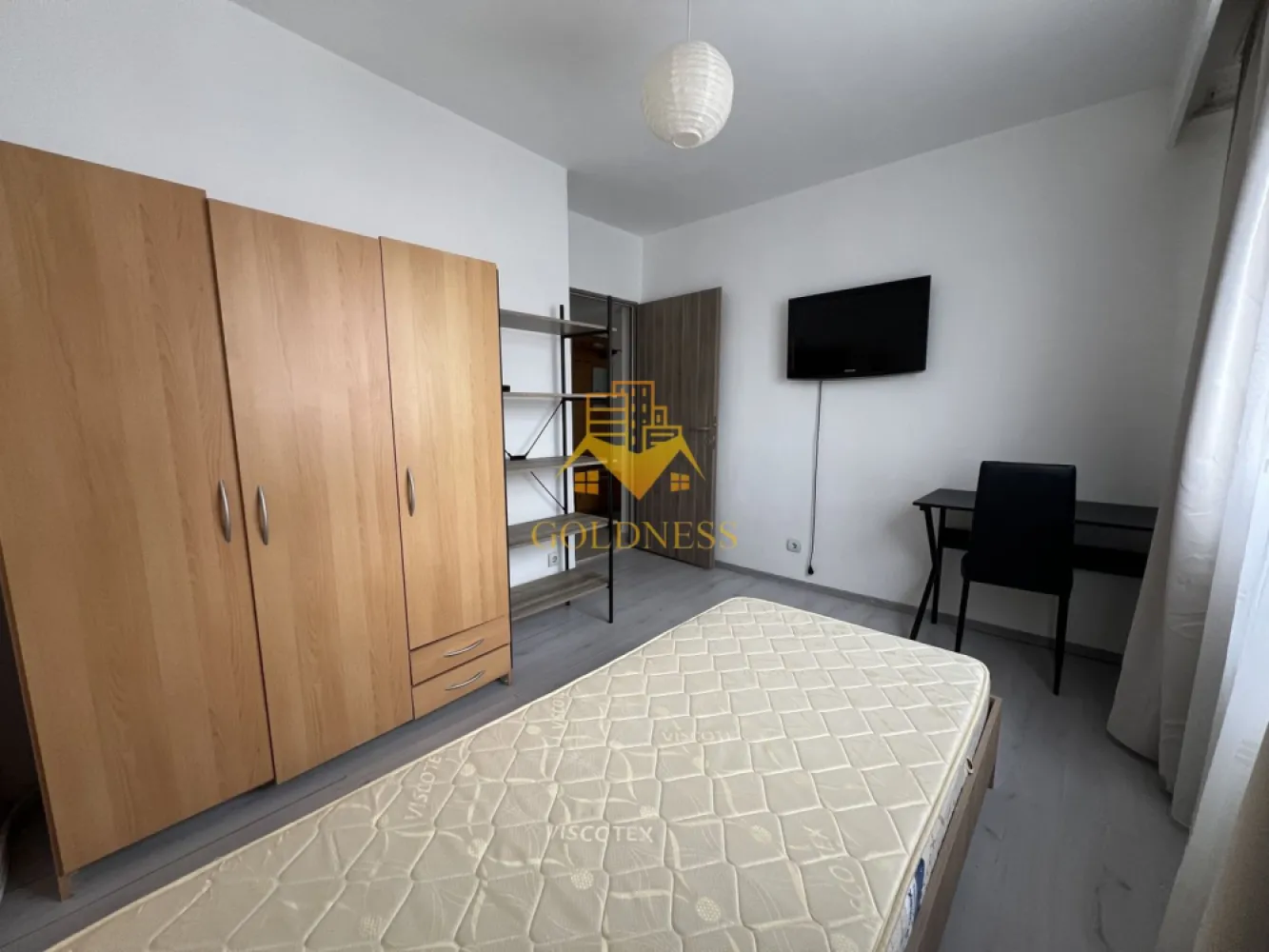 2 camere decomandate, balcon, Manastur, Izlazului, BIG, Campului - GOLDNESS Imobiliare vă propune spre închiriere un apartament cu 2 camere complet mobilat și utilat, la etajul 6 într-un imobil de 8 etaje, în Cartierul Manastur.
Se poate parca prin zona!
Se află în apropierea stațiilor de transport în comun, magazine, restaurante, spații verzi, farmacii, etc. 

Apartamentul este compartimentat astfel:
 - dormitor cu pat matrimonial, dressing, noptiere
 - dormitor cu pat matrimonial, dressing, birou
 - bucatarie complet utilată și mobilată, loc de servit masa 
 - baie cu cada,calorifer port prosop și dulap pentru depozitare.
 - balcon de 5 mp.

Imobilul este dotat cu toate cele necesare- centrală proprie, frigider, aragaz, hotă, mașină de spălat haine, etc. 

Dacă sunteți interesați de acest apartament și doriți să îl vizionați, dar și pentru alte oferte nu ezitați să ne contactați telefonic sau prin e-mail. Vă stăm la dispoziție!
Pentru intermediere se percepe un comision de 50% din prețul chiriei!