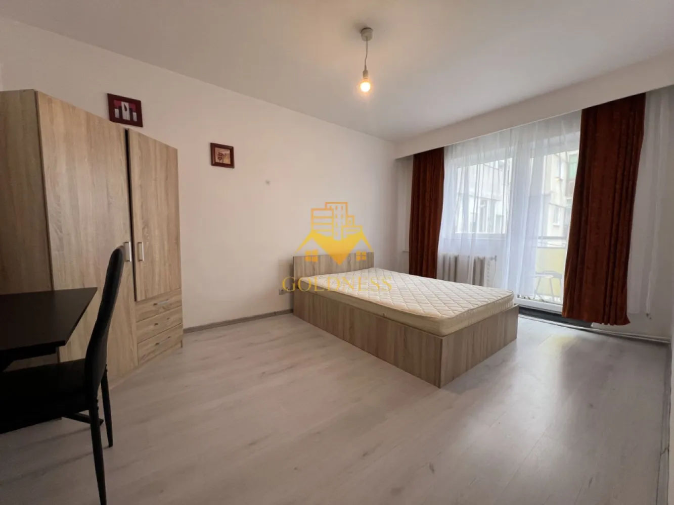 2 camere decomandate, balcon, Manastur, Izlazului, BIG, Campului - GOLDNESS Imobiliare vă propune spre închiriere un apartament cu 2 camere complet mobilat și utilat, la etajul 6 într-un imobil de 8 etaje, în Cartierul Manastur.
Se poate parca prin zona!
Se află în apropierea stațiilor de transport în comun, magazine, restaurante, spații verzi, farmacii, etc. 

Apartamentul este compartimentat astfel:
 - dormitor cu pat matrimonial, dressing, noptiere
 - dormitor cu pat matrimonial, dressing, birou
 - bucatarie complet utilată și mobilată, loc de servit masa 
 - baie cu cada,calorifer port prosop și dulap pentru depozitare.
 - balcon de 5 mp.

Imobilul este dotat cu toate cele necesare- centrală proprie, frigider, aragaz, hotă, mașină de spălat haine, etc. 

Dacă sunteți interesați de acest apartament și doriți să îl vizionați, dar și pentru alte oferte nu ezitați să ne contactați telefonic sau prin e-mail. Vă stăm la dispoziție!
Pentru intermediere se percepe un comision de 50% din prețul chiriei!