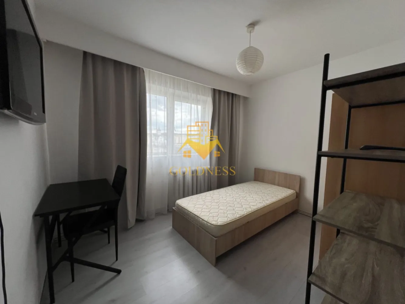2 camere decomandate, balcon, Manastur, Izlazului, BIG, Campului - GOLDNESS Imobiliare vă propune spre închiriere un apartament cu 2 camere complet mobilat și utilat, la etajul 6 într-un imobil de 8 etaje, în Cartierul Manastur.
Se poate parca prin zona!
Se află în apropierea stațiilor de transport în comun, magazine, restaurante, spații verzi, farmacii, etc. 

Apartamentul este compartimentat astfel:
 - dormitor cu pat matrimonial, dressing, noptiere
 - dormitor cu pat matrimonial, dressing, birou
 - bucatarie complet utilată și mobilată, loc de servit masa 
 - baie cu cada,calorifer port prosop și dulap pentru depozitare.
 - balcon de 5 mp.

Imobilul este dotat cu toate cele necesare- centrală proprie, frigider, aragaz, hotă, mașină de spălat haine, etc. 

Dacă sunteți interesați de acest apartament și doriți să îl vizionați, dar și pentru alte oferte nu ezitați să ne contactați telefonic sau prin e-mail. Vă stăm la dispoziție!
Pentru intermediere se percepe un comision de 50% din prețul chiriei!