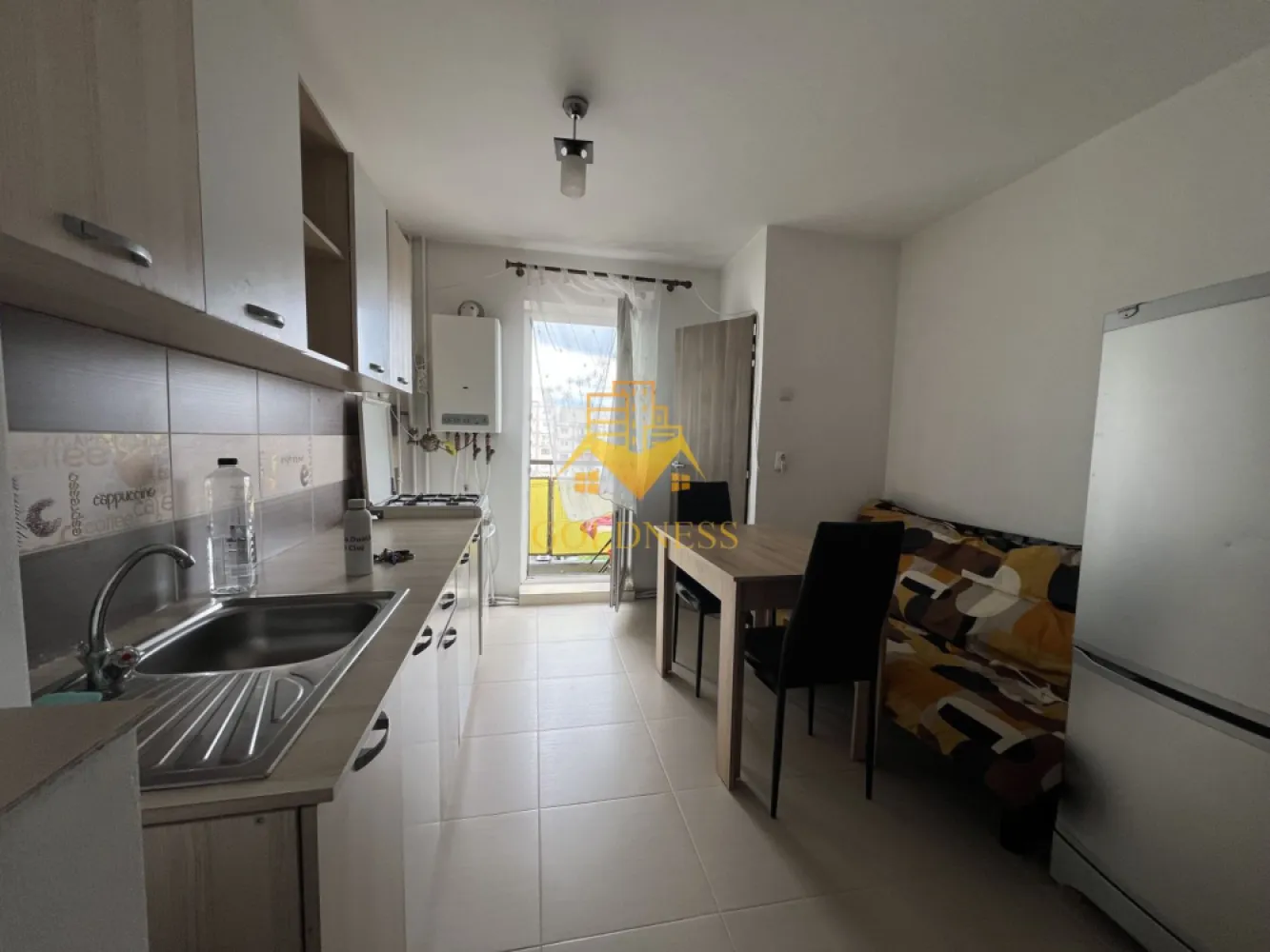 2 camere decomandate, balcon, Manastur, Izlazului, BIG, Campului - GOLDNESS Imobiliare vă propune spre închiriere un apartament cu 2 camere complet mobilat și utilat, la etajul 6 într-un imobil de 8 etaje, în Cartierul Manastur.
Se poate parca prin zona!
Se află în apropierea stațiilor de transport în comun, magazine, restaurante, spații verzi, farmacii, etc. 

Apartamentul este compartimentat astfel:
 - dormitor cu pat matrimonial, dressing, noptiere
 - dormitor cu pat matrimonial, dressing, birou
 - bucatarie complet utilată și mobilată, loc de servit masa 
 - baie cu cada,calorifer port prosop și dulap pentru depozitare.
 - balcon de 5 mp.

Imobilul este dotat cu toate cele necesare- centrală proprie, frigider, aragaz, hotă, mașină de spălat haine, etc. 

Dacă sunteți interesați de acest apartament și doriți să îl vizionați, dar și pentru alte oferte nu ezitați să ne contactați telefonic sau prin e-mail. Vă stăm la dispoziție!
Pentru intermediere se percepe un comision de 50% din prețul chiriei!