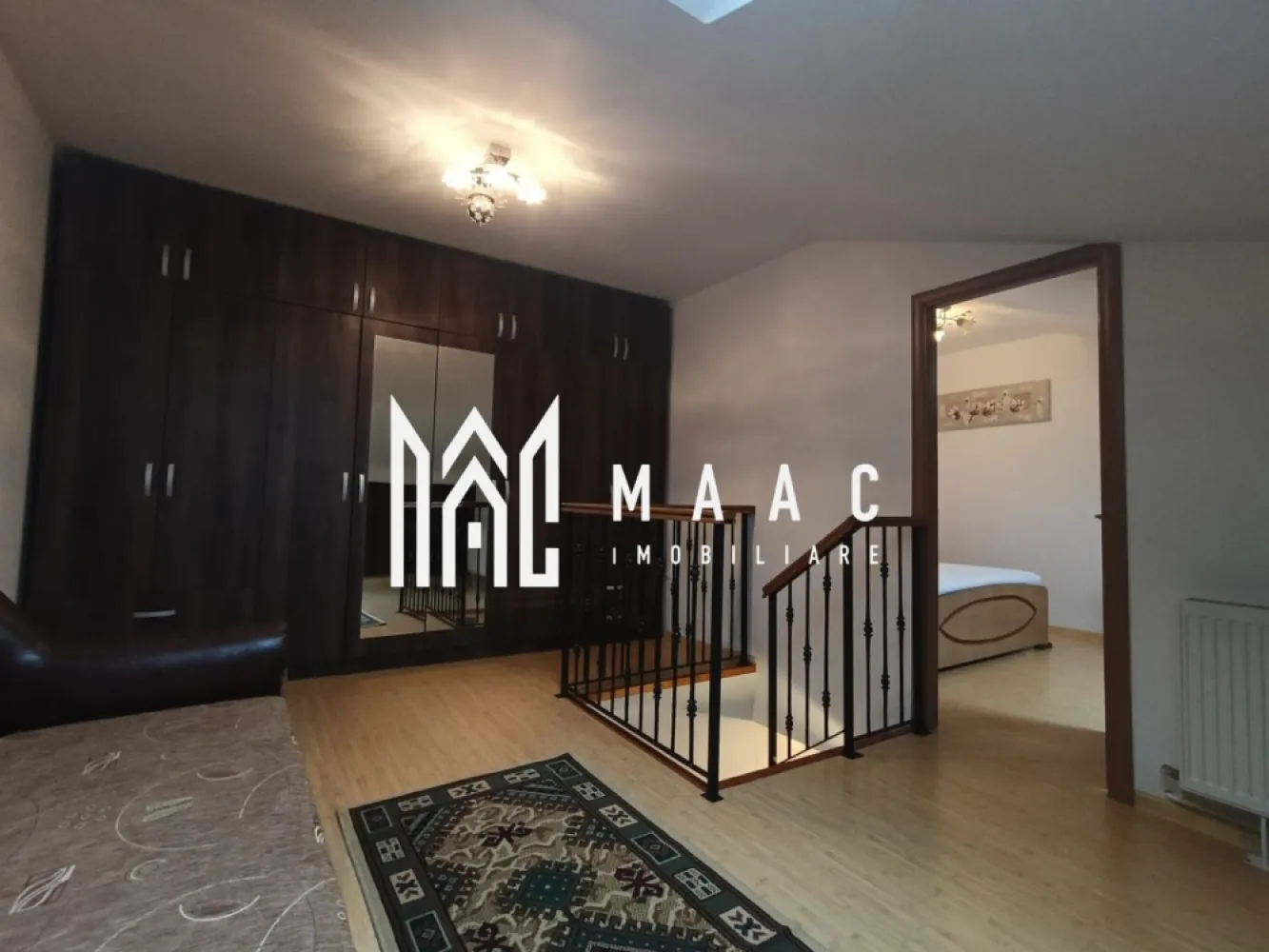Apartament 3 camere | 86 MPU | Decomandat | Valea Aurie - MAAC Imobiliare vă propune spre închiriere un apartament cu 3 camere, pe 2 nivele, la mansardă, complet mobilat și utilat, 86 mp utili, cu bucătăria închisă. Compartimentare: La parter: living, bucătărie, baie. La etaj: 1 dormitor si un living,canapea ,dressing mare,spații de depozitare generoase în ambele camere. Apartamentul este izolat termic ce constituie un avantaj la costurile întreținerii, se află în zona Valea Aurie ,o zonă foarte liniștită și sigură, aproape de facilități precum: magazine, supermarket-uri, Profi,Mega Image, transport în comun 1 min până la autobuz, 5 min până la Parcul Sub Arini și Zoo. Dispune de parcare publică generoasă. Condiții: se caută chiriaș exclusiv pe termen lung,1 an-2 fără animale de companie se acceptă și studenți ,dar pe o perioadă de un an se percepe garanție în cuantumul unei chirii lunare. Pentru mai multe detalii sau pentru programarea unei vizionări, vă rugăm să specificați ID-ul anunțului: CP2983930 }}