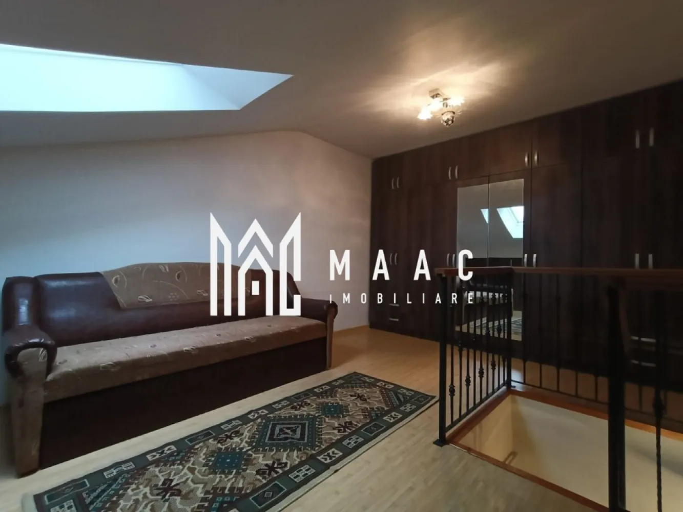 Apartament 3 camere | 86 MPU | Decomandat | Valea Aurie - MAAC Imobiliare vă propune spre închiriere un apartament cu 3 camere, pe 2 nivele, la mansardă, complet mobilat și utilat, 86 mp utili, cu bucătăria închisă. Compartimentare: La parter: living, bucătărie, baie. La etaj: 1 dormitor si un living,canapea ,dressing mare,spații de depozitare generoase în ambele camere. Apartamentul este izolat termic ce constituie un avantaj la costurile întreținerii, se află în zona Valea Aurie ,o zonă foarte liniștită și sigură, aproape de facilități precum: magazine, supermarket-uri, Profi,Mega Image, transport în comun 1 min până la autobuz, 5 min până la Parcul Sub Arini și Zoo. Dispune de parcare publică generoasă. Condiții: se caută chiriaș exclusiv pe termen lung,1 an-2 fără animale de companie se acceptă și studenți ,dar pe o perioadă de un an se percepe garanție în cuantumul unei chirii lunare. Pentru mai multe detalii sau pentru programarea unei vizionări, vă rugăm să specificați ID-ul anunțului: CP2983930 }}