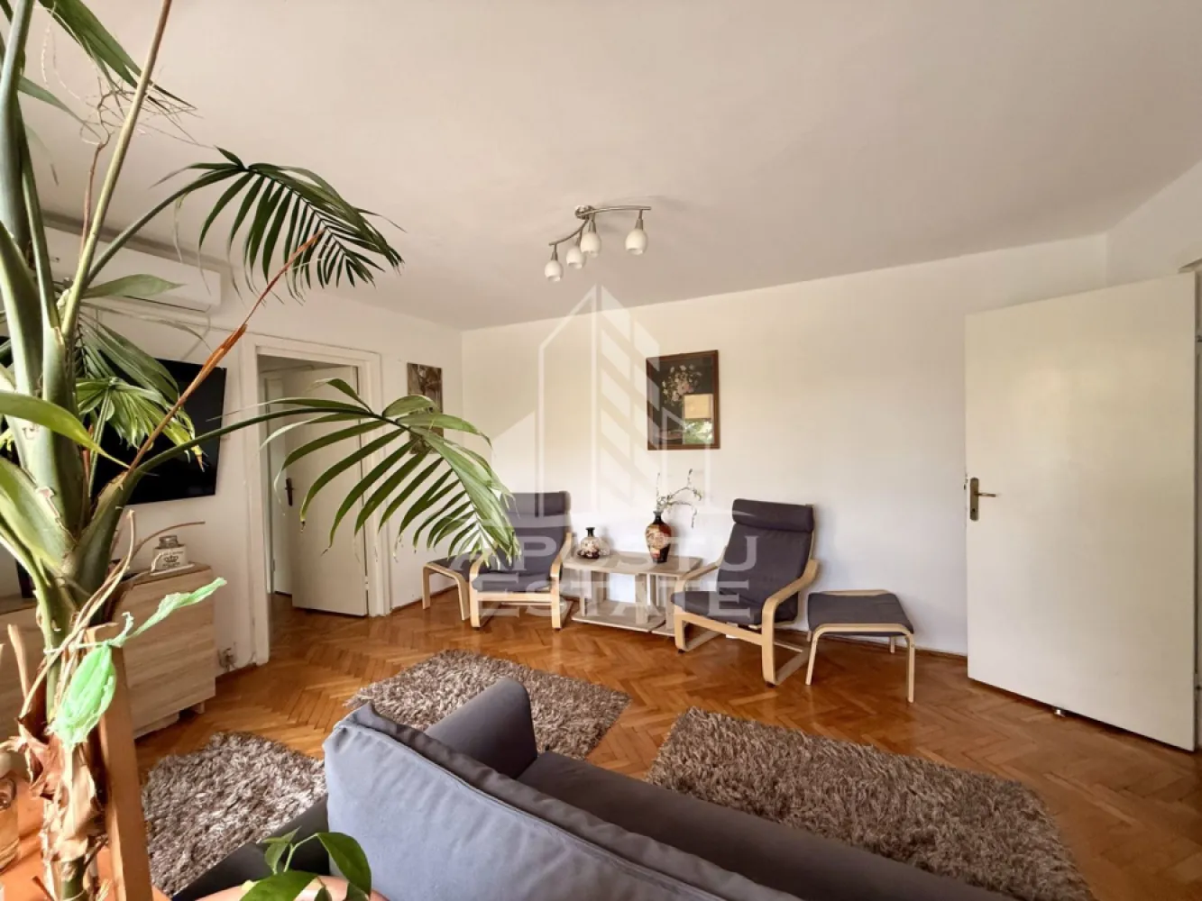 Apartament 3 camere de vanzare, zona Olimpia Stadion, Timisoara - Agentia imobiliara APOSTU ESTATE va propune spre vanzare un apartament cu 3 camere, semidecomandat, etaj 1/4, situat in zona Olimpia/Stadion Complexul Studențesc din Timisoara, judetul Timis.

Apartamentul este amplasat la etajul 1 al unui imobil construit in 1980 si are o suprafata utila de aproximativ 65 mp cu balcon inchis.

Confortul termic se realizeaza prin intermediul centralei proprii pe gaz cu sistem de incalzire prin calorifere.

Compartimentare: hol acces spatios, bucatarie inchisa , camera, living cu iesire spre balcon inchis, dormitor,baie cu cada si baie de serviciu.

Proprietatea se vinde cum se vede in imagini si este o varianta ideala pentru familii, cuplu, investitie.

Vecinatati: Centrul Regional de Afaceri la 2 min de mers pe jos, mijloace de transport in comun,magazine,banci,farmacii la 3 min de mers pe jos, Facultatea de Drept la 4 min de mers pe jos, Spitalul Județean la 6 min cu masina, Iulius Mall la 13 min cu masina, Piata Unirii la 12 min cu masina.

Agentia imobiliara Apostu Estate va ofera consultanta bancara gratuita prin intermediul colaboratorilor nostri pentru alegerea celui mai potrivit tip de credit, astfel incat tu sa devi noul proprietar al acestui apartament.

Va asteptam cu drag la o vizionare!

Id Intern: CP3208664