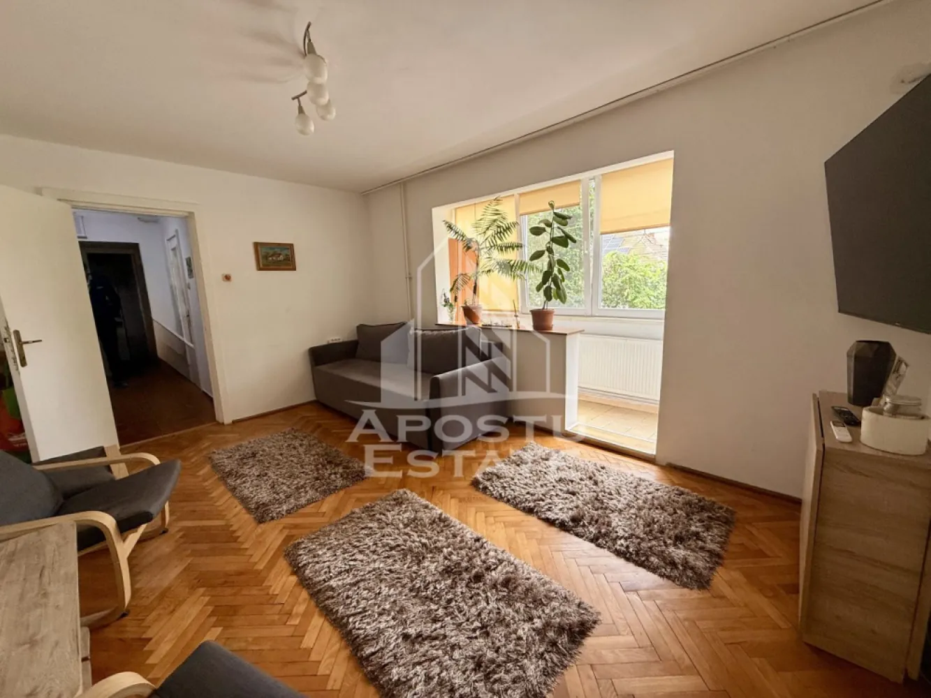 Apartament 3 camere de vanzare, zona Olimpia Stadion, Timisoara - Agentia imobiliara APOSTU ESTATE va propune spre vanzare un apartament cu 3 camere, semidecomandat, etaj 1/4, situat in zona Olimpia/Stadion Complexul Studențesc din Timisoara, judetul Timis.

Apartamentul este amplasat la etajul 1 al unui imobil construit in 1980 si are o suprafata utila de aproximativ 65 mp cu balcon inchis.

Confortul termic se realizeaza prin intermediul centralei proprii pe gaz cu sistem de incalzire prin calorifere.

Compartimentare: hol acces spatios, bucatarie inchisa , camera, living cu iesire spre balcon inchis, dormitor,baie cu cada si baie de serviciu.

Proprietatea se vinde cum se vede in imagini si este o varianta ideala pentru familii, cuplu, investitie.

Vecinatati: Centrul Regional de Afaceri la 2 min de mers pe jos, mijloace de transport in comun,magazine,banci,farmacii la 3 min de mers pe jos, Facultatea de Drept la 4 min de mers pe jos, Spitalul Județean la 6 min cu masina, Iulius Mall la 13 min cu masina, Piata Unirii la 12 min cu masina.

Agentia imobiliara Apostu Estate va ofera consultanta bancara gratuita prin intermediul colaboratorilor nostri pentru alegerea celui mai potrivit tip de credit, astfel incat tu sa devi noul proprietar al acestui apartament.

Va asteptam cu drag la o vizionare!

Id Intern: CP3208664