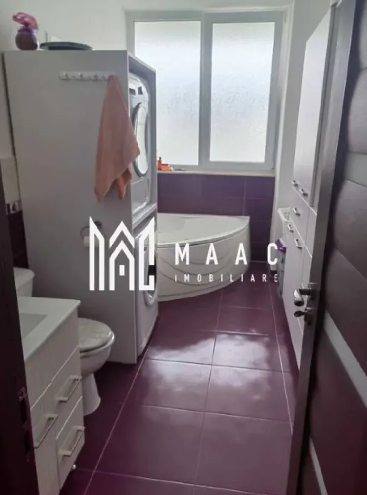 Apartament 2 camere | 57mp | Decomandat | Terasa | Pivniță | Turnisor - MAAC Imobiliare vă prezintă spre vânzare un apartament care chiar merită văzut – spațiu, confort și o terasă rar întâlnită! Situat în Turnișor, cartier Alma o zonă liniștită, dar bine conectată, acest apartament este alegerea ideală atât pentru locuit, cât și pentru investiție. Ce îl face special? Un mix foarte reușit între compartimentare practică, dotări moderne și un mare avantaj: o terasă generoasă de 28 mp – perfectă pentru relaxare, socializare sau seri la grill. Compartimentare: Living luminos și spațios Dormitor matrimonial (cu posibilitate de transformare în 2 dormitoare) Bucătărie complet utilată Hol mobilat eficient Baie cu cadă cu hidromasaj Terasă cu acces din bucătărie și dormitor Suprafețe: 57 mp utili Terasă: 28 mp Beneficii incluse: Etaj 4 Parcare privată Pivniță amenajată inteligent, cu rafturi metalice Dotări care fac diferența: Centrală termică NOUĂ (în garanție) Mobilier realizat la comandă (MDF) Electrocasnice complete: frigider, cuptor electric încorporat, cuptor cu microunde Mașină de spălat rufe + uscător Mașină de spălat vase Iluminat LED cu senzori de mișcare Lampă cu boxă Bluetooth în bucătărie Pat tapițat Cadă cu hidromasaj Terasa – punctul forte al proprietății: Uscător metalic rabatabil Masă rabatabilă Spațiu dedicat pentru grill Colțar și măsuță – perfecte pentru relaxare Avantaj investițional: În momentul actual, apartamentul este deja închiriat, ceea ce îl transformă într-o oportunitate excelentă de investiție, oferind venit pasiv încă din prima zi după achiziționare. Pentru mai multe detalii sau pentru a programa o vizionare, vă rugăm să ne contactați specificând ID:CP2980388 }}