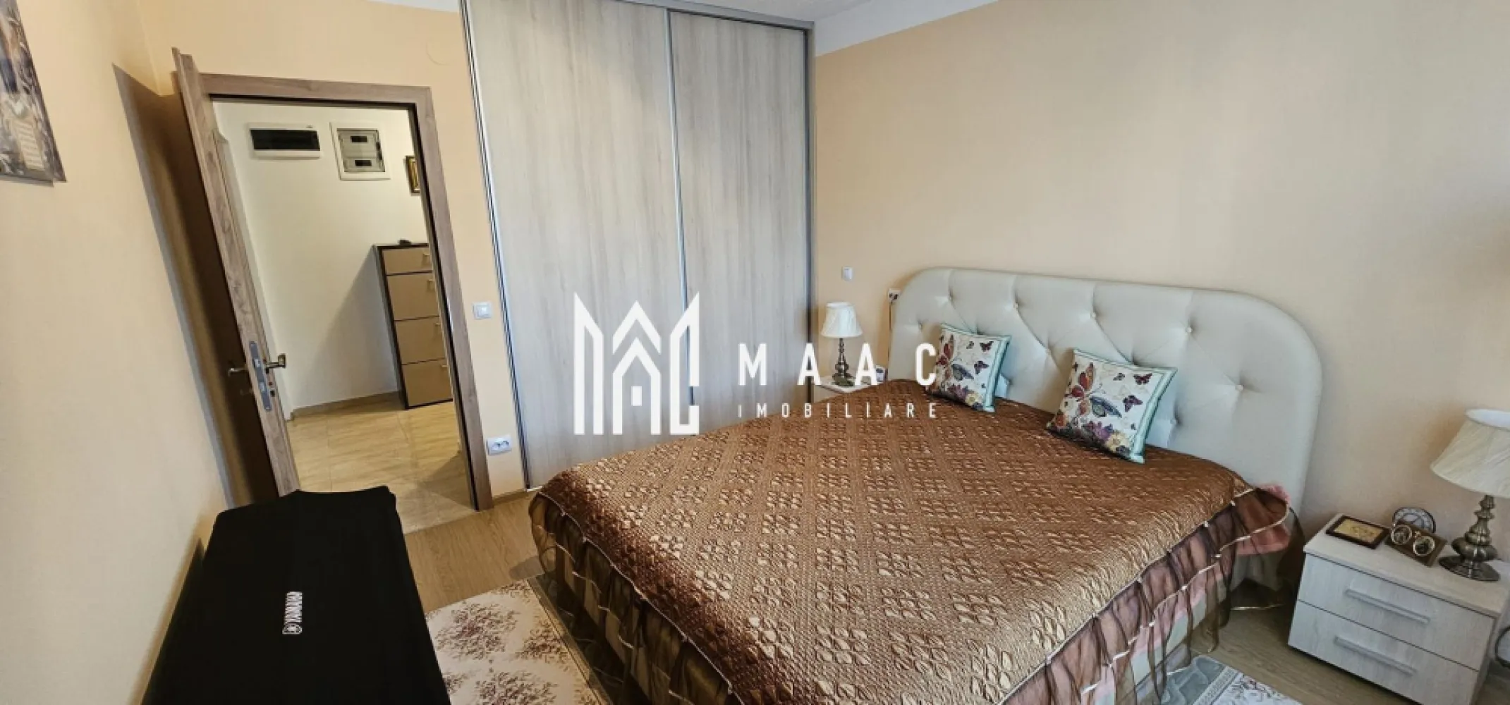Apartament 3 camere | 66 MPU | Balcon | Arhitectilor - MAAC Imobiliare vă prezintă spre vânzare un apartament cu 3 camere, situat la etajul 2 din 3, în zona Cartierul Arhitecților. Caracteristici: Apartament semidecomandat, bine compartimentat. Suprafață utilă de 66 mp. Situat la etajul 2 din 3. Imobil construit în anul 2016, din cărămidă. Bloc izolat exterior. Compartimentare: Hol de acces. Dormitor cu balcon. Al doilea dormitor. Living luminos, cu acces către balcon. Bucătărie separată. Spațiu de depozitare. Baie cu geam de aerisire. Dotări și finisaje: Centrală termică proprie. Încălzire prin calorifere. Uși interioare moderne tip CPL. Ușă metalică la intrare. Podele finisate cu parchet și gresie. Izolație termică exterioară. Mobilare și utilare: Apartamentul se vinde complet mobilat și utilat, conform fotografiilor. Bucătăria este echipată cu electrocasnice, inclusiv cuptor cu microunde, aragaz cu cuptor electric și combină frigorifică. Include mașină de spălat vase. Mașină de spălat rufe cu uscător inclusă. Avantaje proprietate: Două balcoane, ideale pentru relaxare. Spațiu bine organizat, potrivit pentru familie. Locuință pregătită pentru mutare imediată. Loc de parcare disponibil în fața imobilului. Pentru mai multe detalii precizati telefonic ca ati vazut anuntul cu ID: CP2972902 }}