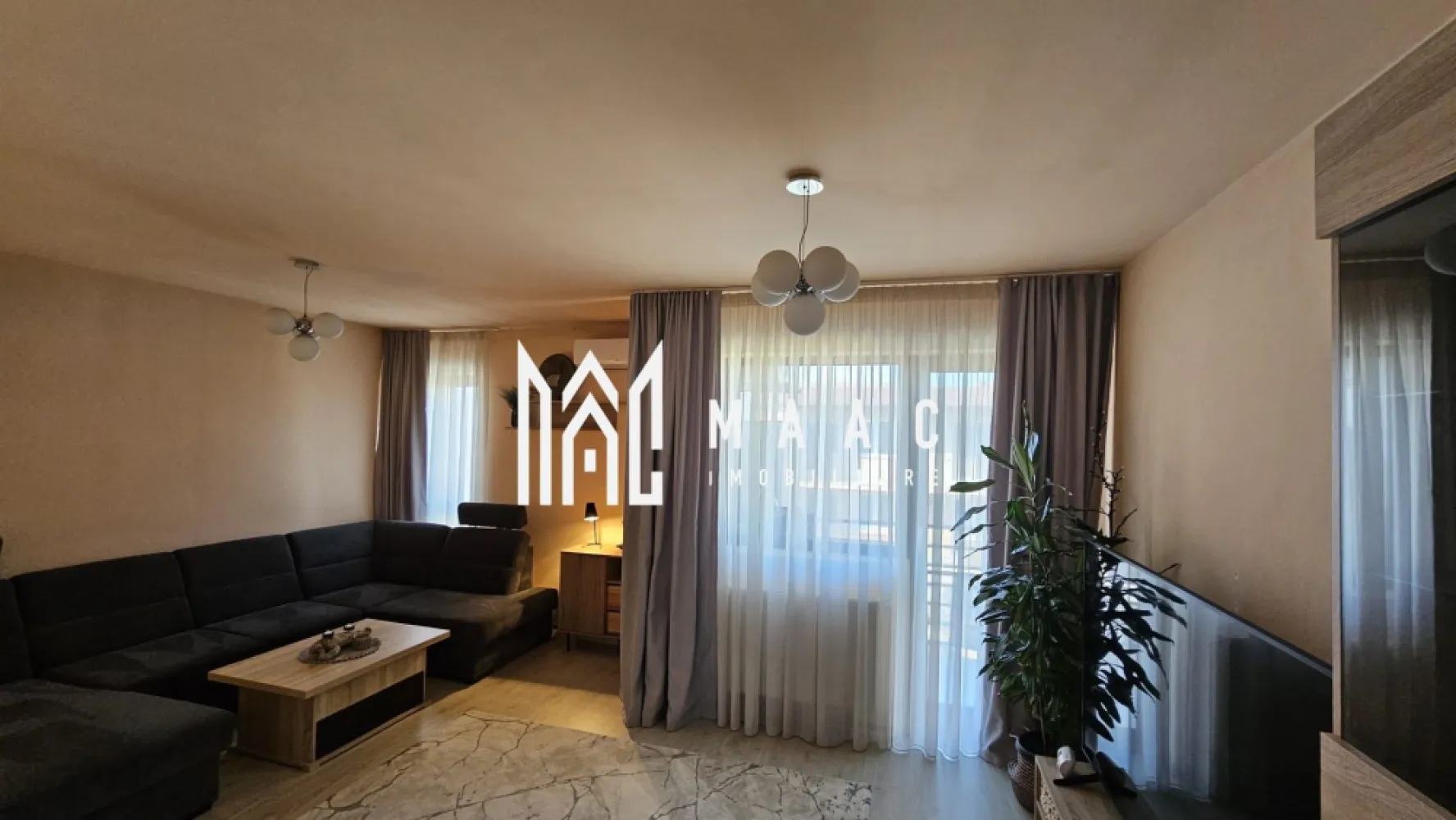 Apartament 3 camere | 82MPU | Etaj intermediar | Selimbar - MAAC Imobiliare vă propune spre vânzare un apartament cu 3 camere, situat în Șelimbăr, într-un imobil construit în 2018, la etajul 2 din 3, într-o clădire cu doar 2 apartamente pe etaj. Caracteristici: Apartament3 camere Suprafață utilă:82 mp Suprafață totală: 88.2 mp (inclusiv 2 balcoane ) Etaj 2 din 3 Imobil construit în 2018 2 apartamente pe etaj Priveliște către munți Zonă de dressing amenajată pentru depozitare Dotări și beneficii: Se vinde complet mobilat și utilat Aer conditionat inclus 4 televizoare smart Mașină de spalat vase Mașină de spălat rufe + ușcător de haine 2 balcoane cu spații de depozitare Loc de parcare inclus. Localizare și acces: Stație de transport în comun la capătul străzii Supermarket Profi NonStop în apropiere. Pentru mai multe detalii precizati telefonic ca ati vazut anuntul cu ID: CP2971896 }}