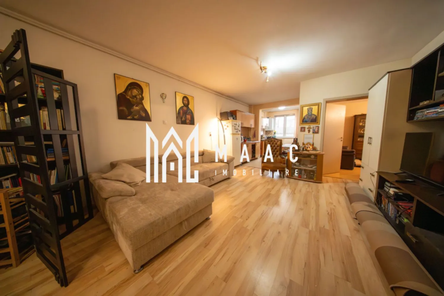 Apartament 4 camere | Parter | Balcon | Parcare | Lazaret - MAAC Imobiliare va prezinta un apartament cu 4 camere de vanzare, semidecomandat, 98 mp, zona Lupeni, Sibiu. Prezentare: Apartament cu 4 camere de vânzare, semidecomandat, situat în zona Lupeni din Sibiu aflat la parterul unui imobil construit în anul 2008, cu regim de înălțime Parter + 3 Etaje + Mansardă, având structură din cărămidă. Suprafața utilă este de 98 mp, la care se adaugă un balcon de 3 mp. Compartimentare: Hol de acces Living cu bucătărie open-space, cu posibilitate de închidere. Cămară pentru depozitare. Hol intermediar pentru separarea zonelor. Baie. Dormitor matrimonial cu balcon propriu. Două dormitoare suplimentare. Sistem de încălzire: Încălzirea se realizează prin centrală termică proprie și calorifere. Avantaje: Loc de parcare inclus Pretabil pentru investiție sigură, datorită zonei și compartimentării. Locație ferită de aglomerație. Se vinde la cheie, nemobilat și neutilat, perfect pentru personalizare după propriul stil. Există posibilitatea închiderii bucătăriei. Pentru mai multe detalii precizati telefonic ca ati vazut anuntul cu ID: CP2824476 }}