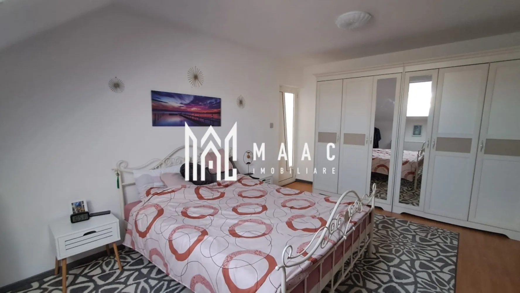 Casa 5 camere | 124MPU | Curte individuala | Terezian - MAAC Imobiliare vă propune spre vânzare o casă tip triplex, bine compartimentată, situată în zona Terezian. Caracteristici: Suprafață utilă 124 mp. Construcție realizată în anul 2008. Curte proprie de aproximativ 50 mp. Locuință practică, bine organizată. Compartimentare: Living spațios. Bucătărie separată, cu zonă de dining. 4 dormitoare. 2 băi. Balcon. Terasă amenajată, cu zonă de BBQ. Dotări și beneficii: Centrală termică proprie cu calorifere. Șemineu, pentru un plus de confort și atmosferă. Avantaje locație: Aproape de centre comerciale precum Selgros Cash & Carry Sibiu și Kaufland Sibiu. Acces facil către autostradă. În apropiere se află școli, grădinițe și alte facilități. Zonă rezidențială liniștită, cu trafic redus. Pentru mai multe detalii precizati telefonic ca ati vazut anuntul cu ID: CP2971886 }}