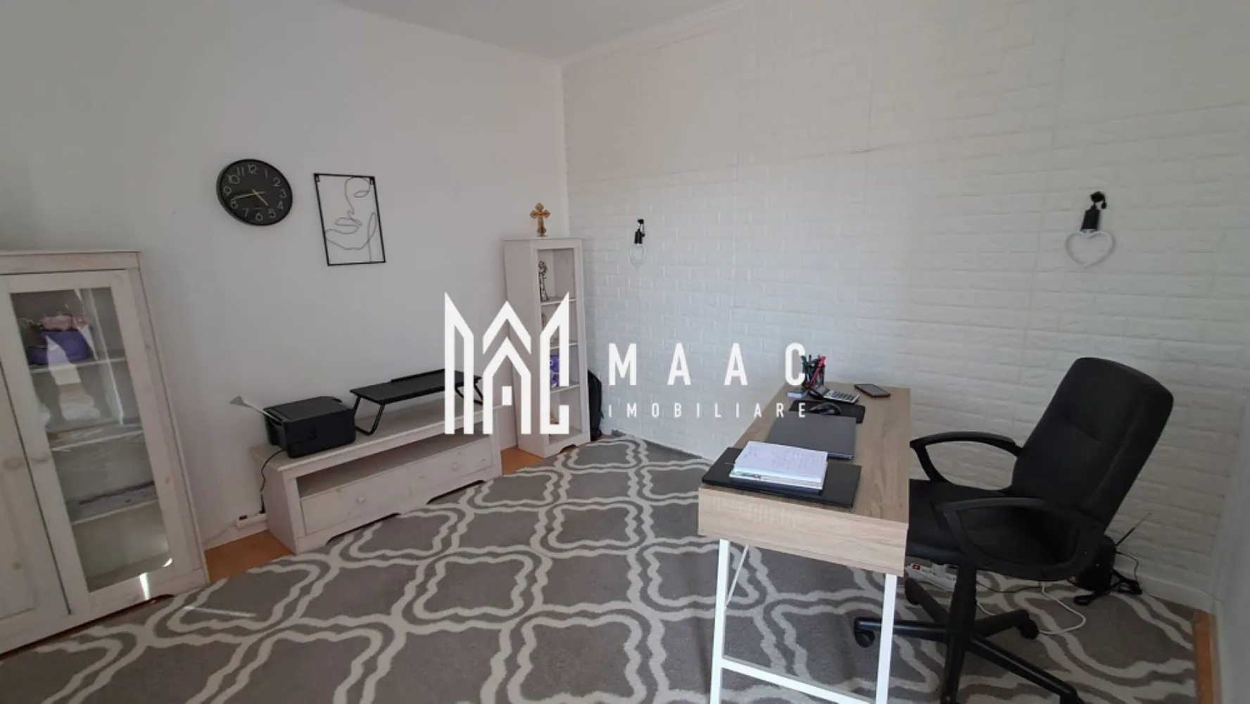 Casa 5 camere | 124MPU | Curte individuala | Terezian - MAAC Imobiliare vă propune spre vânzare o casă tip triplex, bine compartimentată, situată în zona Terezian. Caracteristici: Suprafață utilă 124 mp. Construcție realizată în anul 2008. Curte proprie de aproximativ 50 mp. Locuință practică, bine organizată. Compartimentare: Living spațios. Bucătărie separată, cu zonă de dining. 4 dormitoare. 2 băi. Balcon. Terasă amenajată, cu zonă de BBQ. Dotări și beneficii: Centrală termică proprie cu calorifere. Șemineu, pentru un plus de confort și atmosferă. Avantaje locație: Aproape de centre comerciale precum Selgros Cash & Carry Sibiu și Kaufland Sibiu. Acces facil către autostradă. În apropiere se află școli, grădinițe și alte facilități. Zonă rezidențială liniștită, cu trafic redus. Pentru mai multe detalii precizati telefonic ca ati vazut anuntul cu ID: CP2971886 }}