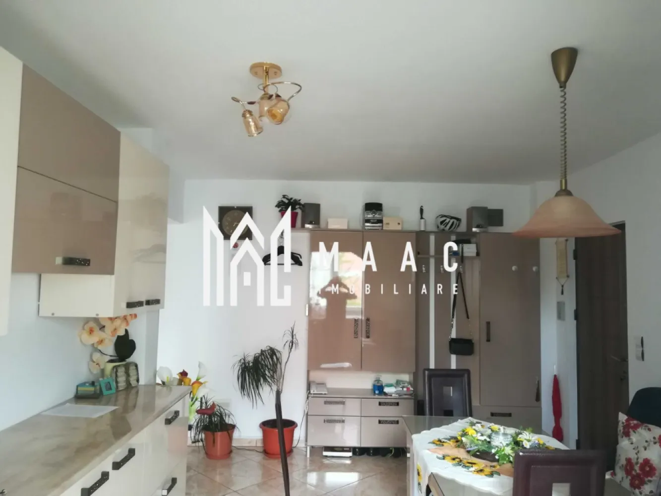 Apartament 2 camere | Etajul 1 | 55 MPU | Strand - MAAC Imobiliare vă propune spre vânzare un apartament amenajat modern, situat la etajul 1 din 4 al unui imobil din zona Ștrand, o locație apreciată pentru accesibilitate și proximitatea față de punctele de interes urban. Proprietatea se remarcă printr-o compartimentare eficientă, spații bine luminate natural și finisaje actuale, fiind potrivită atât pentru locuire, cât și pentru investiție. Compartimentarea este practică și funcțională: -Hol de acces -Sufragerie spațioasă, ideală pentru relaxare -Bucătărie deschisă, complet mobilată și utilată, cu posibilitate de închidere -Dormitor luminos -Baie dotată cu vană și geam pentru aerisire naturală Apartamentul dispune de o pivniță generoasă de 12 mp, cu o înălțime de 2,5 m, ideală pentru depozitare suplimentară. Se vinde conform fotografiilor de prezentare, exact cum este ilustrat. Pentru mai multe detalii, vă rugăm să menționați CP2962066 la telefon. }}