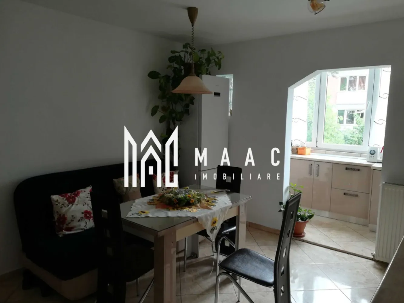 Apartament 2 camere | Etajul 1 | 55 MPU | Strand - MAAC Imobiliare vă propune spre vânzare un apartament amenajat modern, situat la etajul 1 din 4 al unui imobil din zona Ștrand, o locație apreciată pentru accesibilitate și proximitatea față de punctele de interes urban. Proprietatea se remarcă printr-o compartimentare eficientă, spații bine luminate natural și finisaje actuale, fiind potrivită atât pentru locuire, cât și pentru investiție. Compartimentarea este practică și funcțională: -Hol de acces -Sufragerie spațioasă, ideală pentru relaxare -Bucătărie deschisă, complet mobilată și utilată, cu posibilitate de închidere -Dormitor luminos -Baie dotată cu vană și geam pentru aerisire naturală Apartamentul dispune de o pivniță generoasă de 12 mp, cu o înălțime de 2,5 m, ideală pentru depozitare suplimentară. Se vinde conform fotografiilor de prezentare, exact cum este ilustrat. Pentru mai multe detalii, vă rugăm să menționați CP2962066 la telefon. }}