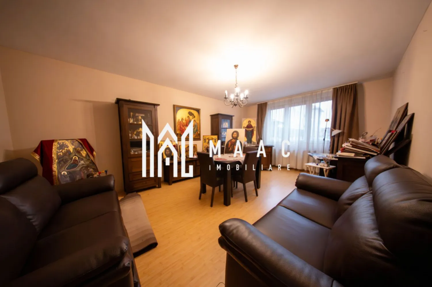Apartament 4 camere | Parter | Balcon | Parcare | Lazaret - MAAC Imobiliare va prezinta un apartament cu 4 camere de vanzare, semidecomandat, 98 mp, zona Lupeni, Sibiu. Prezentare: Apartament cu 4 camere de vânzare, semidecomandat, situat în zona Lupeni din Sibiu aflat la parterul unui imobil construit în anul 2008, cu regim de înălțime Parter + 3 Etaje + Mansardă, având structură din cărămidă. Suprafața utilă este de 98 mp, la care se adaugă un balcon de 3 mp. Compartimentare: Hol de acces Living cu bucătărie open-space, cu posibilitate de închidere. Cămară pentru depozitare. Hol intermediar pentru separarea zonelor. Baie. Dormitor matrimonial cu balcon propriu. Două dormitoare suplimentare. Sistem de încălzire: Încălzirea se realizează prin centrală termică proprie și calorifere. Avantaje: Loc de parcare inclus Pretabil pentru investiție sigură, datorită zonei și compartimentării. Locație ferită de aglomerație. Se vinde la cheie, nemobilat și neutilat, perfect pentru personalizare după propriul stil. Există posibilitatea închiderii bucătăriei. Pentru mai multe detalii precizati telefonic ca ati vazut anuntul cu ID: CP2824476 }}