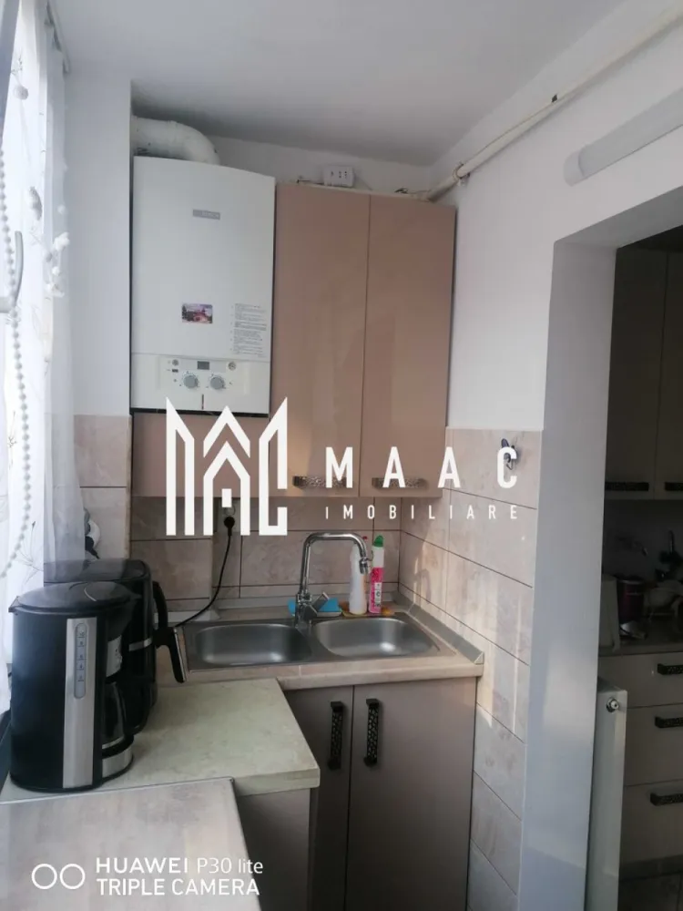 Apartament 2 camere | Etajul 1 | 55 MPU | Strand - MAAC Imobiliare vă propune spre vânzare un apartament amenajat modern, situat la etajul 1 din 4 al unui imobil din zona Ștrand, o locație apreciată pentru accesibilitate și proximitatea față de punctele de interes urban. Proprietatea se remarcă printr-o compartimentare eficientă, spații bine luminate natural și finisaje actuale, fiind potrivită atât pentru locuire, cât și pentru investiție. Compartimentarea este practică și funcțională: -Hol de acces -Sufragerie spațioasă, ideală pentru relaxare -Bucătărie deschisă, complet mobilată și utilată, cu posibilitate de închidere -Dormitor luminos -Baie dotată cu vană și geam pentru aerisire naturală Apartamentul dispune de o pivniță generoasă de 12 mp, cu o înălțime de 2,5 m, ideală pentru depozitare suplimentară. Se vinde conform fotografiilor de prezentare, exact cum este ilustrat. Pentru mai multe detalii, vă rugăm să menționați CP2962066 la telefon. }}