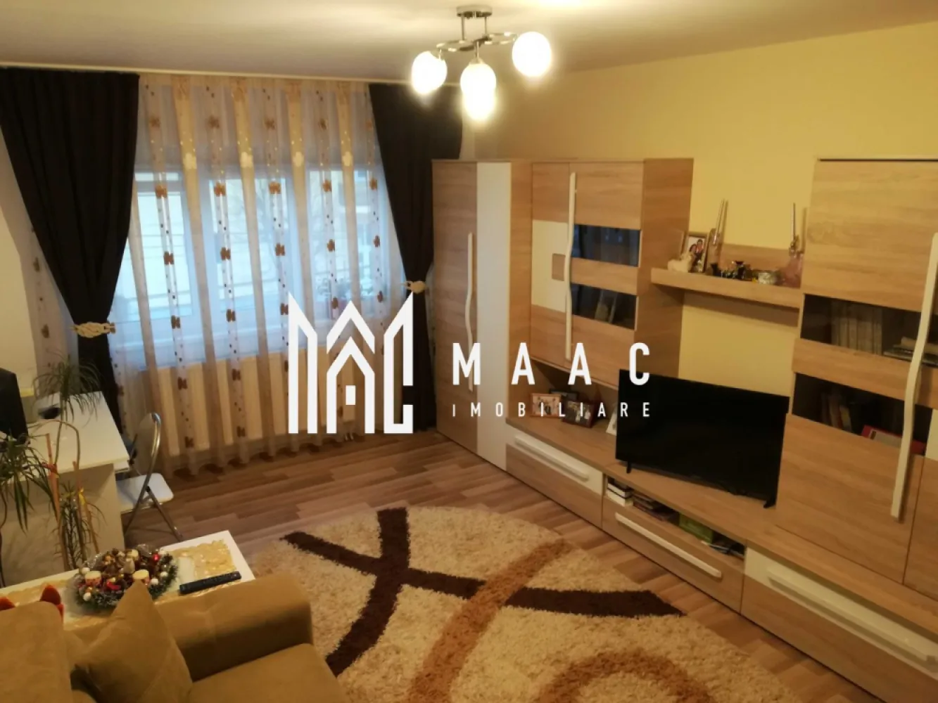 Apartament 2 camere | Etajul 1 | 55 MPU | Strand - MAAC Imobiliare vă propune spre vânzare un apartament amenajat modern, situat la etajul 1 din 4 al unui imobil din zona Ștrand, o locație apreciată pentru accesibilitate și proximitatea față de punctele de interes urban. Proprietatea se remarcă printr-o compartimentare eficientă, spații bine luminate natural și finisaje actuale, fiind potrivită atât pentru locuire, cât și pentru investiție. Compartimentarea este practică și funcțională: -Hol de acces -Sufragerie spațioasă, ideală pentru relaxare -Bucătărie deschisă, complet mobilată și utilată, cu posibilitate de închidere -Dormitor luminos -Baie dotată cu vană și geam pentru aerisire naturală Apartamentul dispune de o pivniță generoasă de 12 mp, cu o înălțime de 2,5 m, ideală pentru depozitare suplimentară. Se vinde conform fotografiilor de prezentare, exact cum este ilustrat. Pentru mai multe detalii, vă rugăm să menționați CP2962066 la telefon. }}