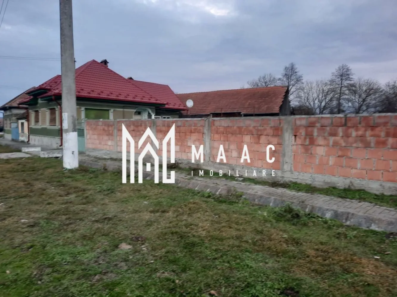 Casa de vanzare | Comuna Carta Sibiu | Suprafata teren 3000 MPU | - MAAC Imobiliare vă propune spre vânzare o proprietate spațioasă, amplasată într-o zonă liniștită și turistică, ideală atât pentru locuință permanentă, cât și pentru casă de vacanță, oferind un cadru natural plăcut și un nivel ridicat de intimitate. Terenul generos, în suprafață de 3.000 mp, este complet împrejmuit cu un gard solid din cărămidă, cu o înălțime de 2 metri, asigurând siguranță și delimitare eficientă a proprietății. Accesul se realizează prin două intrări distincte, facilitând organizarea spațiului și oferind flexibilitate atât pentru uz rezidențial, cât și pentru activități turistice sau de relaxare. Proprietatea beneficiază de toate utilitățile necesare unui trai confortabil: -Apă -Gaz -Curent electric -Canalizare Această proprietate reprezintă o oportunitate excelentă pentru cei care își doresc liniște, confort și un mediu natural armonios, departe de agitația urbană. Pentru mai multe detalii, vă rugăm să menționați CP2718595 la telefon. }}