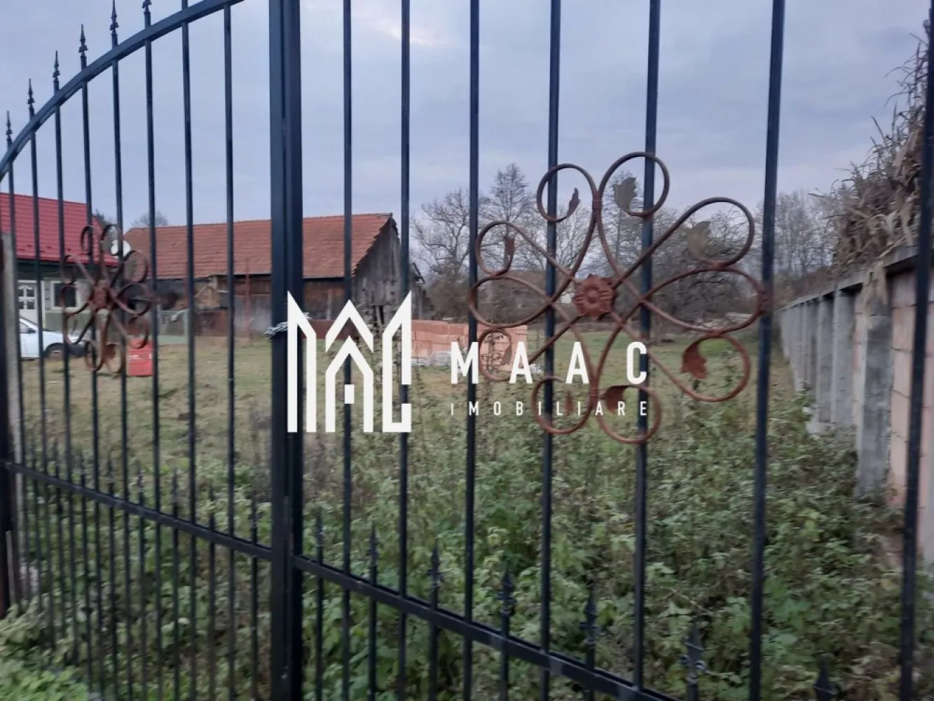 Casa de vanzare | Comuna Carta Sibiu | Suprafata teren 3000 MPU | - MAAC Imobiliare vă propune spre vânzare o proprietate spațioasă, amplasată într-o zonă liniștită și turistică, ideală atât pentru locuință permanentă, cât și pentru casă de vacanță, oferind un cadru natural plăcut și un nivel ridicat de intimitate. Terenul generos, în suprafață de 3.000 mp, este complet împrejmuit cu un gard solid din cărămidă, cu o înălțime de 2 metri, asigurând siguranță și delimitare eficientă a proprietății. Accesul se realizează prin două intrări distincte, facilitând organizarea spațiului și oferind flexibilitate atât pentru uz rezidențial, cât și pentru activități turistice sau de relaxare. Proprietatea beneficiază de toate utilitățile necesare unui trai confortabil: -Apă -Gaz -Curent electric -Canalizare Această proprietate reprezintă o oportunitate excelentă pentru cei care își doresc liniște, confort și un mediu natural armonios, departe de agitația urbană. Pentru mai multe detalii, vă rugăm să menționați CP2718595 la telefon. }}