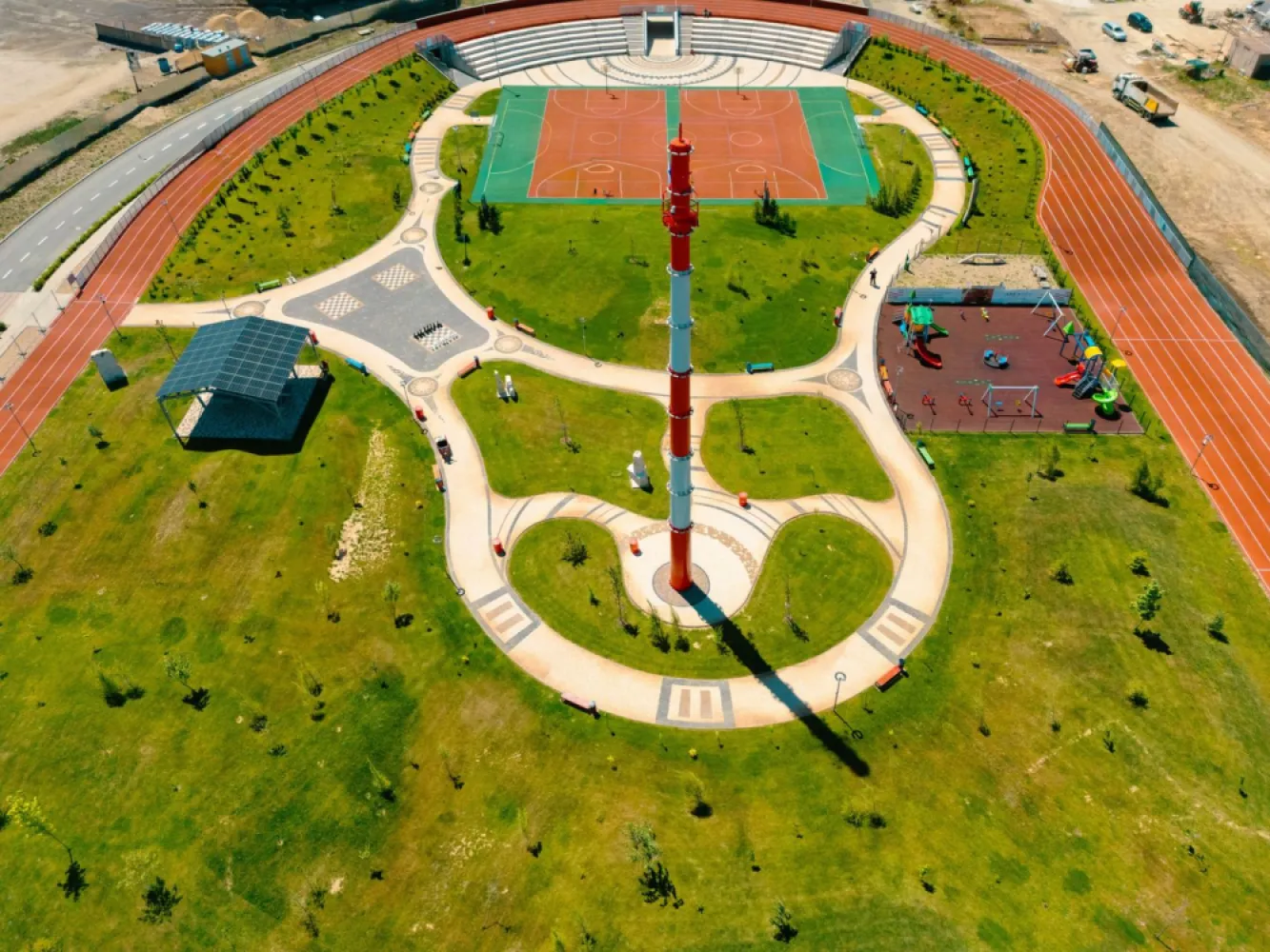 Investește sau mută-te în Ared City! Predare 30 Noiembrie 2026 - 🏢 Blocul R39 – Investiția care îți oferă mai mult decât un apartament. Îți oferă un stil de viață. 📅 Finalizare: 30 Noiembrie 2026 💰 Prețuri începând de la 81 039 EURO + TVA | Comision 0 | Preț valabil pentru plata integrală până la date de 30 Noiembrie 2026

Blocul R39 face parte dintr-un proiect rezidențial premium situat în Ared City, zona AFI Arad – ideal pentru cei care caută confort, eficiență și acces rapid la facilități urbane.

🔹 Caracteristici:

✅ 1 dormitor + 1 baie – spațiu optim pentru viața modernă
✅ Living open-space cu bucătărie – perfect pentru relaxare și socializare
✅ Balcon privat – pentru momentele tale de respiro
✅ Încălzire în pardoseală + centrală proprie pe gaz
✅ Aer condiționat – confort în orice sezon
✅ Posibilitate de finisare direct cu dezvoltatorul

📍 Locație excelentă – ARED AFI La câțiva pași de centre comerciale, restaurante, parcuri și mijloace de transport.

🔧 Apartamentele se predau semifinisate, cu opțiunea de predare la cheie – flexibilitate totală pentru personalizare. Dacă nu ai suma integrală până la predare, contactează-mă acum pentru detalii despre termenele de plată flexibile. 

📞 Pentru detalii și vizionări: 📲 0761 899 230 – Mihai Molnar, Consultant imobiliar ARED 📍 Bulevardul Decebal 2, Arad