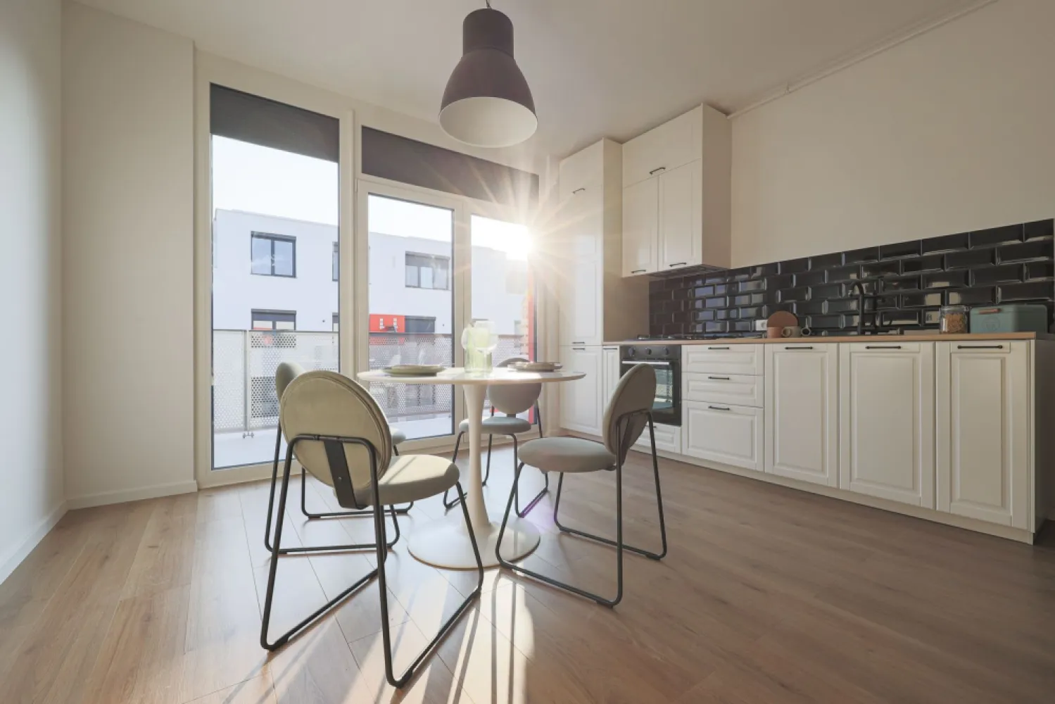 Investește sau mută-te în Ared City! Predare 30 Noiembrie 2026 - 🏢 Blocul R39 – Investiția care îți oferă mai mult decât un apartament. Îți oferă un stil de viață. 📅 Finalizare: 30 Noiembrie 2026 💰 Prețuri începând de la 81 039 EURO + TVA | Comision 0 | Preț valabil pentru plata integrală până la date de 30 Noiembrie 2026

Blocul R39 face parte dintr-un proiect rezidențial premium situat în Ared City, zona AFI Arad – ideal pentru cei care caută confort, eficiență și acces rapid la facilități urbane.

🔹 Caracteristici:

✅ 1 dormitor + 1 baie – spațiu optim pentru viața modernă
✅ Living open-space cu bucătărie – perfect pentru relaxare și socializare
✅ Balcon privat – pentru momentele tale de respiro
✅ Încălzire în pardoseală + centrală proprie pe gaz
✅ Aer condiționat – confort în orice sezon
✅ Posibilitate de finisare direct cu dezvoltatorul

📍 Locație excelentă – ARED AFI La câțiva pași de centre comerciale, restaurante, parcuri și mijloace de transport.

🔧 Apartamentele se predau semifinisate, cu opțiunea de predare la cheie – flexibilitate totală pentru personalizare. Dacă nu ai suma integrală până la predare, contactează-mă acum pentru detalii despre termenele de plată flexibile. 

📞 Pentru detalii și vizionări: 📲 0761 899 230 – Mihai Molnar, Consultant imobiliar ARED 📍 Bulevardul Decebal 2, Arad