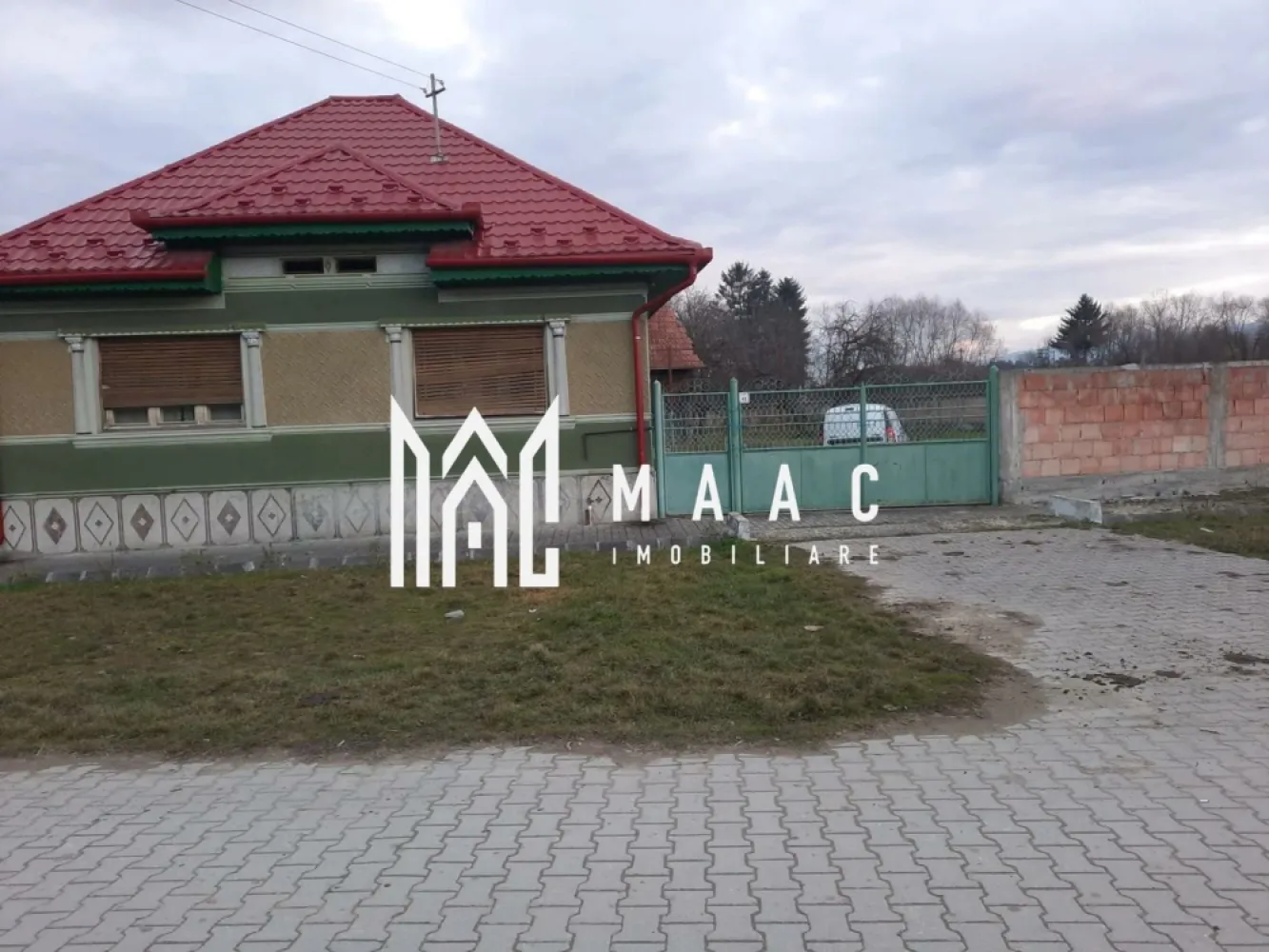 Casa de vanzare | Comuna Carta Sibiu | Suprafata teren 3000 MPU | - MAAC Imobiliare vă propune spre vânzare o proprietate spațioasă, amplasată într-o zonă liniștită și turistică, ideală atât pentru locuință permanentă, cât și pentru casă de vacanță, oferind un cadru natural plăcut și un nivel ridicat de intimitate. Terenul generos, în suprafață de 3.000 mp, este complet împrejmuit cu un gard solid din cărămidă, cu o înălțime de 2 metri, asigurând siguranță și delimitare eficientă a proprietății. Accesul se realizează prin două intrări distincte, facilitând organizarea spațiului și oferind flexibilitate atât pentru uz rezidențial, cât și pentru activități turistice sau de relaxare. Proprietatea beneficiază de toate utilitățile necesare unui trai confortabil: -Apă -Gaz -Curent electric -Canalizare Această proprietate reprezintă o oportunitate excelentă pentru cei care își doresc liniște, confort și un mediu natural armonios, departe de agitația urbană. Pentru mai multe detalii, vă rugăm să menționați CP2718595 la telefon. }}