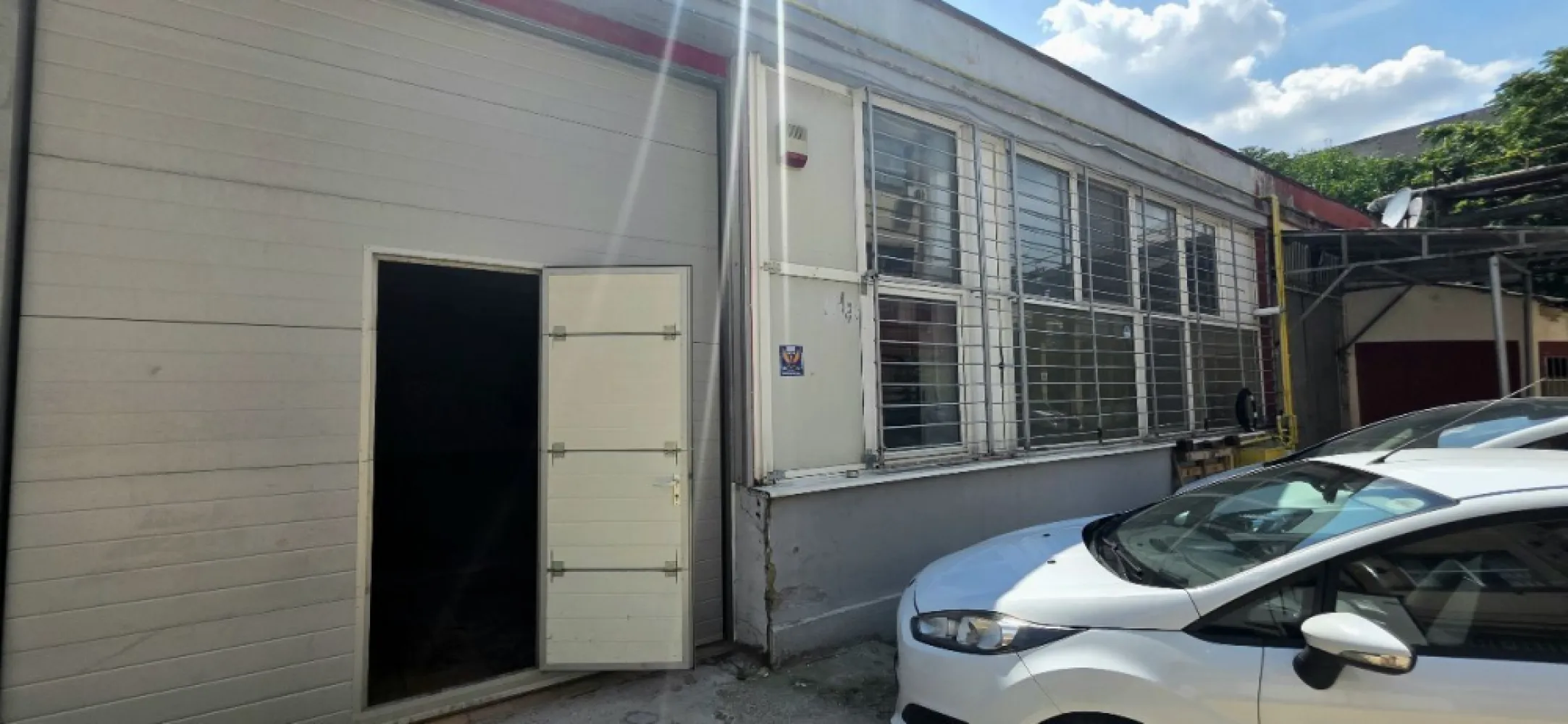 Depozit 240 mp de închiriat Drumul Între Tarlale |acces TIR birou - K Imobiliare vă propune spre închiriere un spațiu de depozitare situat în zona Drumul Între Tarlale, ideal pentru logistică, distribuție, e-commerce sau activități de producție ușoară.

Depozitul este amplasat la parter și beneficiază de acces facil pentru aprovizionare, inclusiv acces TIR, fiind potrivit pentru firme care au nevoie de flux constant de marfă.
**Caracteristici principale:**
* Suprafață depozit: 240 mp
* Compartimentare eficientă
* Ușă mare tip garaj pentru acces facil marfă
* Lumină naturală (ferestre mari)
* Înălțime optimă pentru depozitare
* Centrală termică proprie
* Spațiu birou inclus

**Facilități și avantaje:**
* Acces TIR
* Curte pentru manevră și descărcare
* 4 locuri de parcare
* Zonă industrială activă
* Acces rapid către centură și artere principale

**Destinații recomandate:**
depozitare marfă, curierat, e-commerce, logistică, producție ușoară, distribuție
**Localizare:**
Drumul Între Tarlale – zonă industrială, ușor accesibilă pentru transportatori și activități comerciale.

**Disponibilitate:**
Disponibil începând cu 1 iunie 2026

Pentru mai multe detalii sau programarea unei vizionări, nu ezitați să ne contactați!