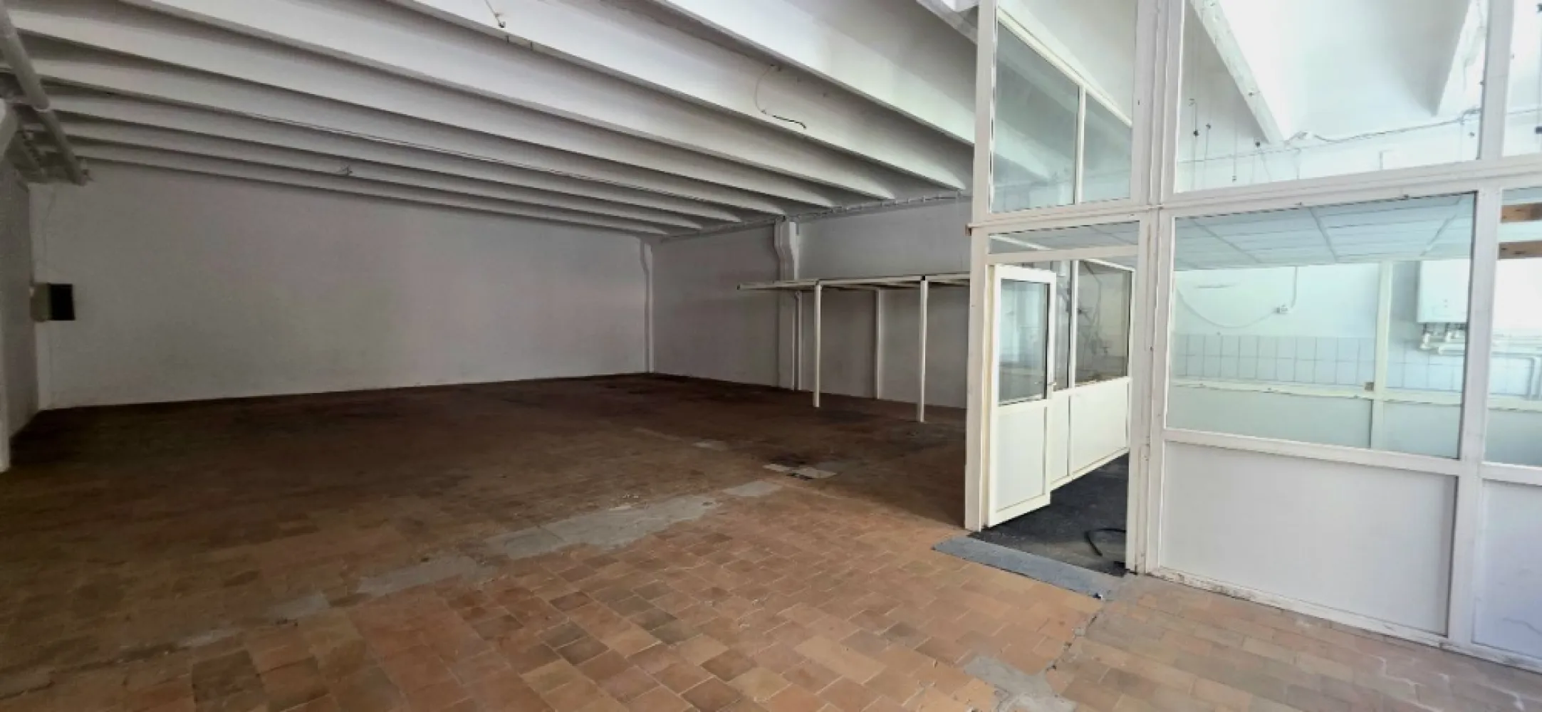 Depozit 240 mp de închiriat Drumul Între Tarlale |acces TIR birou - K Imobiliare vă propune spre închiriere un spațiu de depozitare situat în zona Drumul Între Tarlale, ideal pentru logistică, distribuție, e-commerce sau activități de producție ușoară.

Depozitul este amplasat la parter și beneficiază de acces facil pentru aprovizionare, inclusiv acces TIR, fiind potrivit pentru firme care au nevoie de flux constant de marfă.
**Caracteristici principale:**
* Suprafață depozit: 240 mp
* Compartimentare eficientă
* Ușă mare tip garaj pentru acces facil marfă
* Lumină naturală (ferestre mari)
* Înălțime optimă pentru depozitare
* Centrală termică proprie
* Spațiu birou inclus

**Facilități și avantaje:**
* Acces TIR
* Curte pentru manevră și descărcare
* 4 locuri de parcare
* Zonă industrială activă
* Acces rapid către centură și artere principale

**Destinații recomandate:**
depozitare marfă, curierat, e-commerce, logistică, producție ușoară, distribuție
**Localizare:**
Drumul Între Tarlale – zonă industrială, ușor accesibilă pentru transportatori și activități comerciale.

**Disponibilitate:**
Disponibil începând cu 1 iunie 2026

Pentru mai multe detalii sau programarea unei vizionări, nu ezitați să ne contactați!
