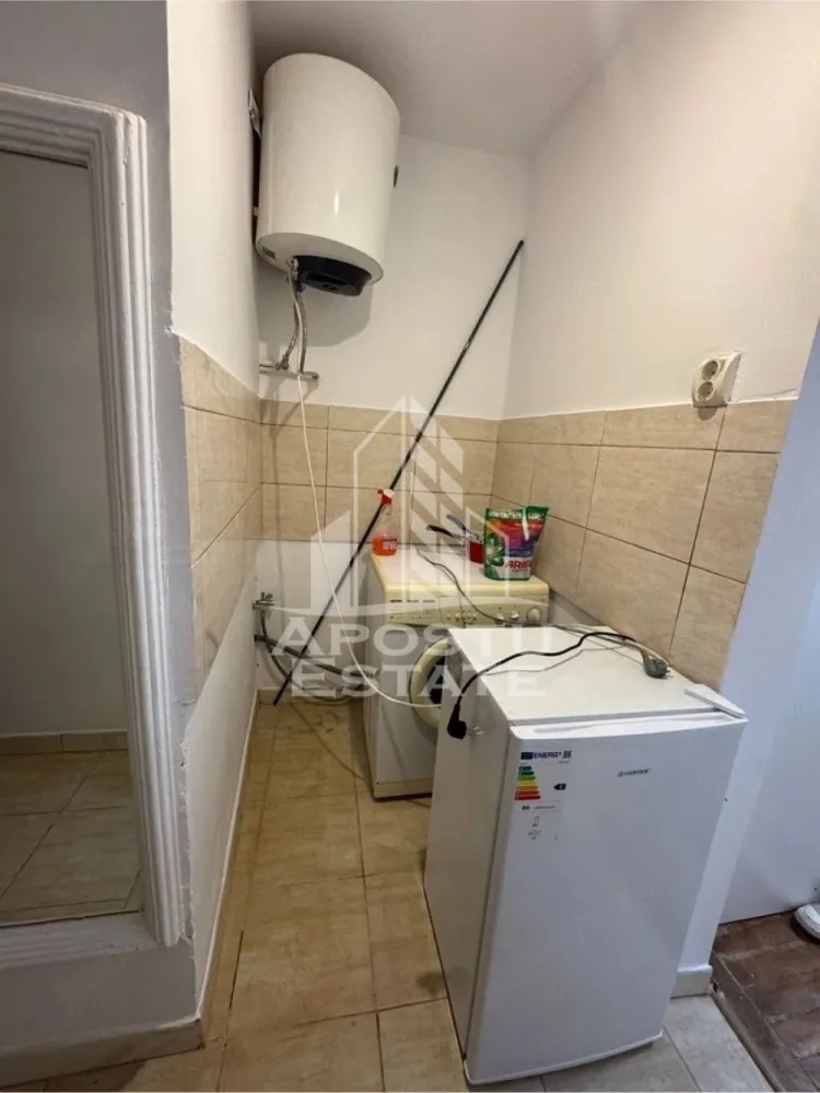 Garsonieră în Complexul Studențesc ,Timișoara - Apostu Estate va ofera spre vânzare o garsonieră de 18 mp, situată la etajul 3 /4

Locuința este renovată complet în 2025, se vinde mobilată și utilată, fiind dotată cu frigider, mașină de spălat, aer condiționat și boiler. Încălzirea este prin Colterm.

Imobilul este amplasat în Complexul Studențesc, în imediata apropiere a universităților, mijloacelor de transport, magazinelor și altor puncte de interes. Blocul este monument istoric și se află în proces de reabilitare termică, iar costurile de întreținere sunt reduse.

Datorită amplasării excelente, proprietatea este potrivită atât pentru locuit, cât și pentru investiție, având un potențial foarte bun de închiriere.

 Pentru mai multe informații sau programarea unei vizionări, vă rog să mă contactați .
Vă așteptăm cu drag la o vizionare!