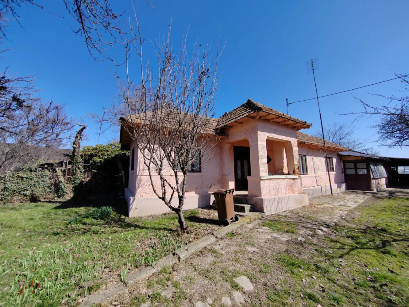 Teren generos cu deschidere 17 ml la stradă + casa– Vadul Părului, Albești, PH - &nbsp;&nbsp;VanzareCaseVadu Parului0% comision de vanzareTeren generos cu deschidere 17 ml la stradă + casa– Vadul Părului, Albești, PHVadu Parului45.000€&nbsp;ID: P250393 714 Camere 80.00 m2 800 m2 teren&nbsp;&nbsp;Detalii ProprietateNr. camere:4Nr. dormitoare:3S. utila:80.00 mpS. construita:100.00 mpS. teren:800.00 mpNr. bucatarii:1Front stradal:17.00 mAn constructie:1961Structura rezistenta:CaramidaRegim inaltime:D+PDescriereAgenția imobiliară Sebarucata Business Consulting va propune spre vânzare o proprietate situată în satul Vadul Părului, comuna Albești Paleologu (jud. Prahova). Aceasta este ideală pentru cei care își doresc liniștea zonei rurale și un teren generos pe care să îl valorifice.Casa este construită în jurul anilor 1960 și necesită renovare completă sau poate fi punctul de plecare pentru o construcție nouă. Imobilul nu a mai fost locuit de aproximativ 20 de ani.Terenul are deschidere de 17 metri la stradă, oferind acces facil și multiple posibilități de amenajare.Pe proprietate se regăsesc mai multe anexe gospodărești și un schelet de solar, care poate fi refolosit de cei interesați de grădinărit sau mici activități agricole.Curtea este spațioasă și oferă suficient loc pentru grădină, livadă sau alte amenajări.Suprafața teren intravilan :800 mpSuprafața teren extravilan: 4200 mp, în continuitatea terenului intravilan.Suprafața totală teren aferent proprietății promovate: 5000 mp.Utilități: energie electrică.Utilități pe strada/ casele vecine: gaz, apa și canalizare- in curs de racordare in sat.Vecinătăți: statie de autobuz, dispensar, școală, grădiniță, sala de sport, cămin cultural, dispensar, magazine alimentareProprietatea este potrivită pentru:- casă de vacanță la țară;- proiect de renovare;- construcție nouă pe un teren generos;- activități agricole sau grădinărit.Dacă îți dorești un loc liniștit, cu mult spațiu și potențial de transformare după propriul proiect, această proprietate poate fi o oportunitate bună.Actele pentru proprietate sunt în curs de perfectare.Comisionul agenției pentru intermedierea vânzării din partea cumpărătorului: 200 de euro.Pentru mai multe detalii sau programarea unei vizionări, va invit să mă contactati. }}