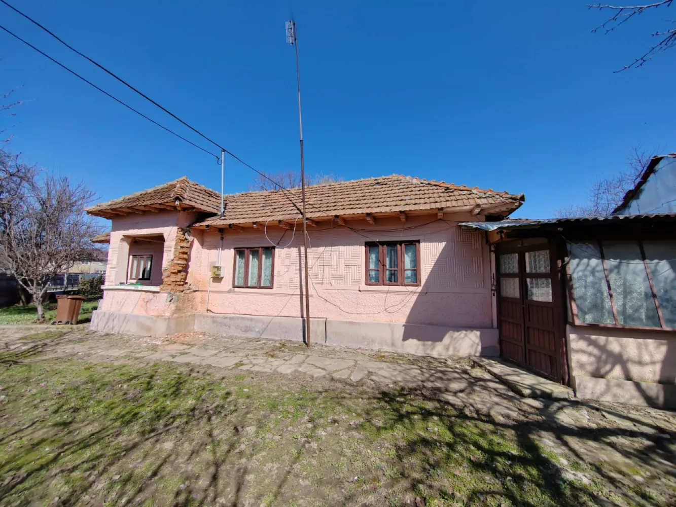 Teren generos cu deschidere 17 ml la stradă + casa– Vadul Părului, Albești, PH - &nbsp;&nbsp;VanzareCaseVadu Parului0% comision de vanzareTeren generos cu deschidere 17 ml la stradă + casa– Vadul Părului, Albești, PHVadu Parului45.000€&nbsp;ID: P250393 714 Camere 80.00 m2 800 m2 teren&nbsp;&nbsp;Detalii ProprietateNr. camere:4Nr. dormitoare:3S. utila:80.00 mpS. construita:100.00 mpS. teren:800.00 mpNr. bucatarii:1Front stradal:17.00 mAn constructie:1961Structura rezistenta:CaramidaRegim inaltime:D+PDescriereAgenția imobiliară Sebarucata Business Consulting va propune spre vânzare o proprietate situată în satul Vadul Părului, comuna Albești Paleologu (jud. Prahova). Aceasta este ideală pentru cei care își doresc liniștea zonei rurale și un teren generos pe care să îl valorifice.Casa este construită în jurul anilor 1960 și necesită renovare completă sau poate fi punctul de plecare pentru o construcție nouă. Imobilul nu a mai fost locuit de aproximativ 20 de ani.Terenul are deschidere de 17 metri la stradă, oferind acces facil și multiple posibilități de amenajare.Pe proprietate se regăsesc mai multe anexe gospodărești și un schelet de solar, care poate fi refolosit de cei interesați de grădinărit sau mici activități agricole.Curtea este spațioasă și oferă suficient loc pentru grădină, livadă sau alte amenajări.Suprafața teren intravilan :800 mpSuprafața teren extravilan: 4200 mp, în continuitatea terenului intravilan.Suprafața totală teren aferent proprietății promovate: 5000 mp.Utilități: energie electrică.Utilități pe strada/ casele vecine: gaz, apa și canalizare- in curs de racordare in sat.Vecinătăți: statie de autobuz, dispensar, școală, grădiniță, sala de sport, cămin cultural, dispensar, magazine alimentareProprietatea este potrivită pentru:- casă de vacanță la țară;- proiect de renovare;- construcție nouă pe un teren generos;- activități agricole sau grădinărit.Dacă îți dorești un loc liniștit, cu mult spațiu și potențial de transformare după propriul proiect, această proprietate poate fi o oportunitate bună.Actele pentru proprietate sunt în curs de perfectare.Comisionul agenției pentru intermedierea vânzării din partea cumpărătorului: 200 de euro.Pentru mai multe detalii sau programarea unei vizionări, va invit să mă contactati. }}